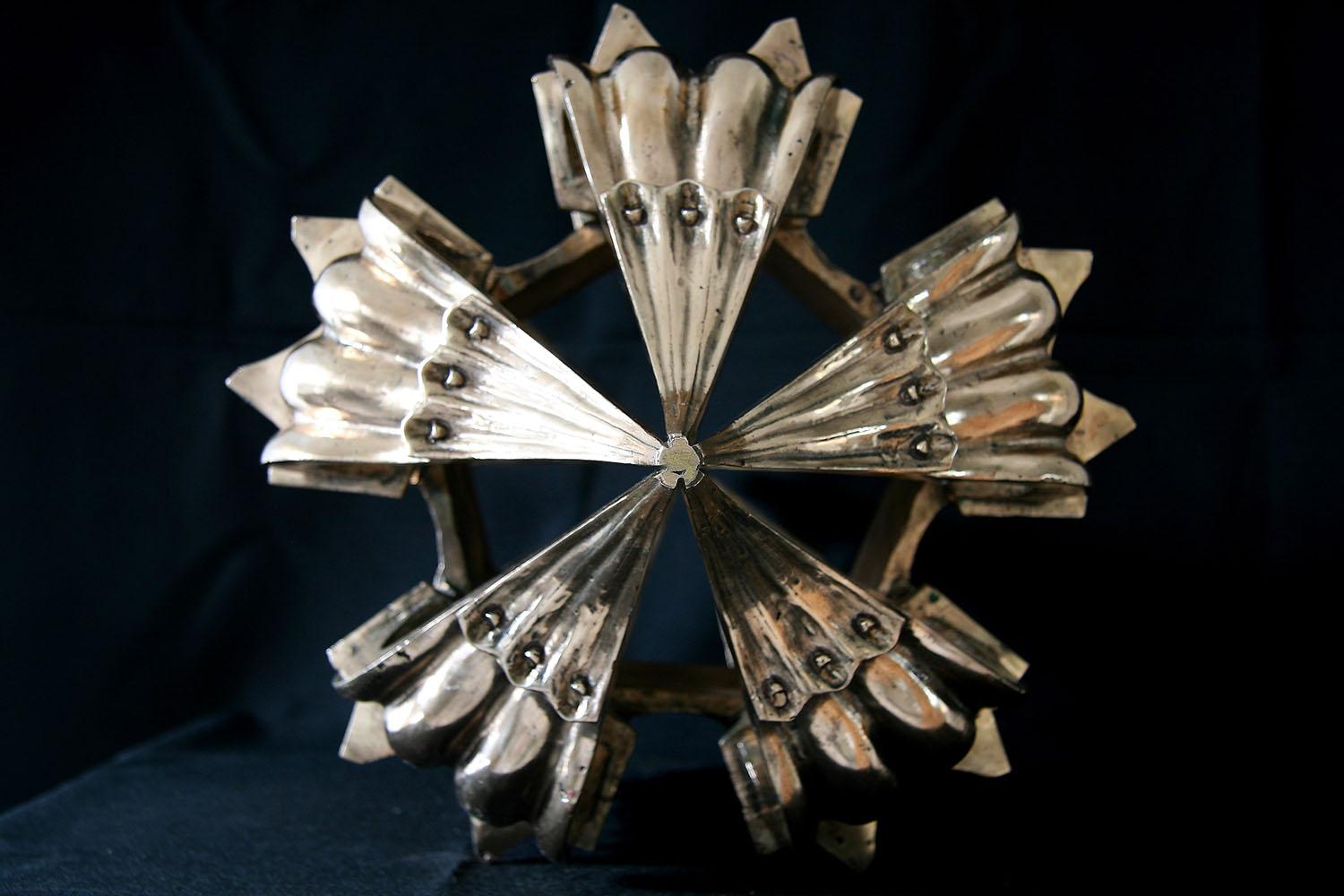 Barok by Ondřej Oliva - Sculpture figurative en bronze, forme mystérieuse, dorée en vente 3