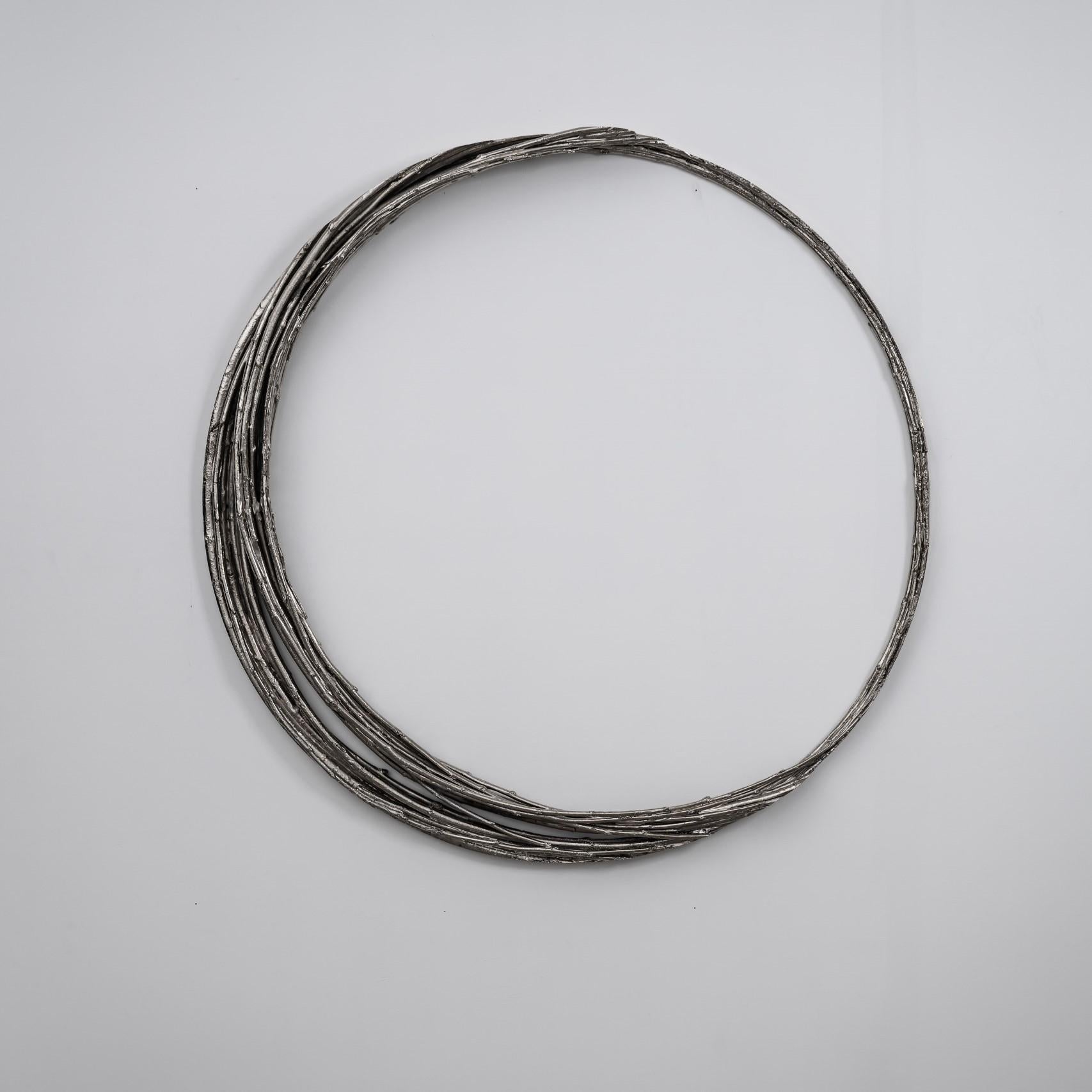 I+I est une sculpture en aluminium du sculpteur tchèque contemporain Ondřej Oliva, dont les dimensions sont de 100 × 100 × 12 cm (39,3 × 39,3 × 4,7 in).
Cette œuvre d'art est une pièce unique, et elle est vendue avec un certificat d'authenticité