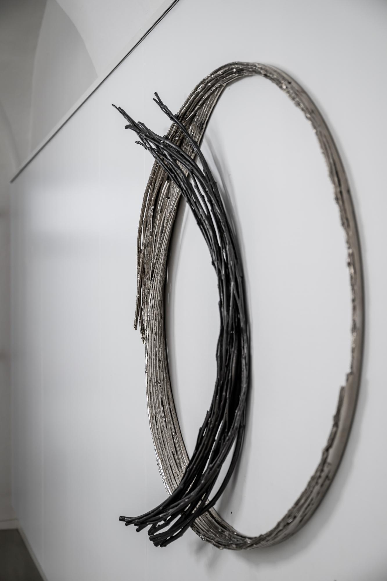 eternAL III de Ondřej Oliva - Gran escultura de aluminio, contrastes, figurativa en venta 5