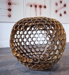 Verbotene Früchte II von Ondřej Oliva - Große Bronzeskulptur, Apfelform, golden