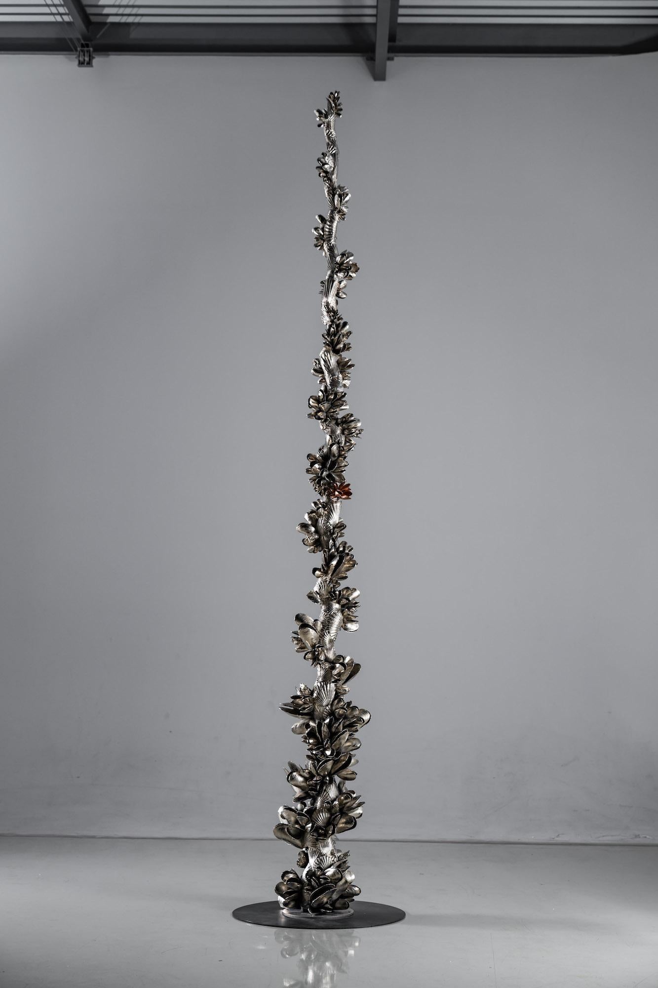 Instant Moules I by Ondřej Oliva - Large sculpture, column, totem, mollusc shell For Sale 1