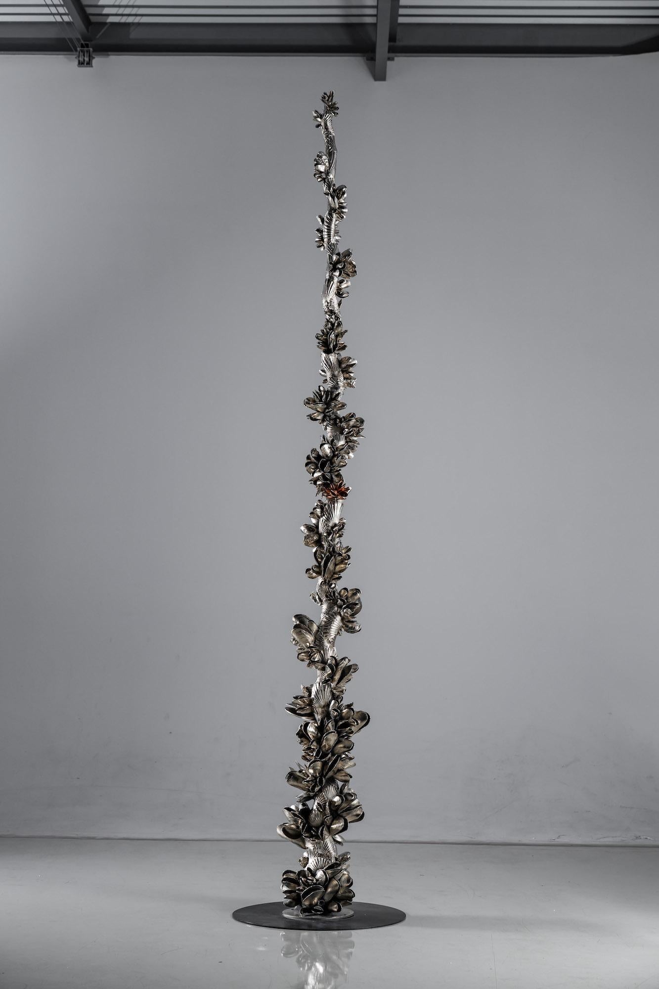 Instant Moules I by Ondřej Oliva - Large sculpture, column, totem, mollusc shell For Sale 2