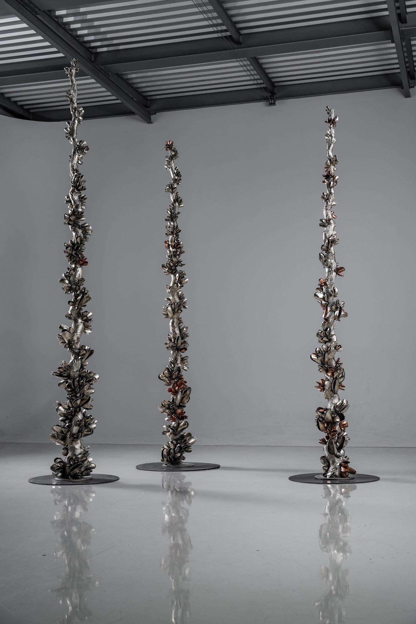 Instant Moules I by Ondřej Oliva - Large sculpture, column, totem, mollusc shell For Sale 4