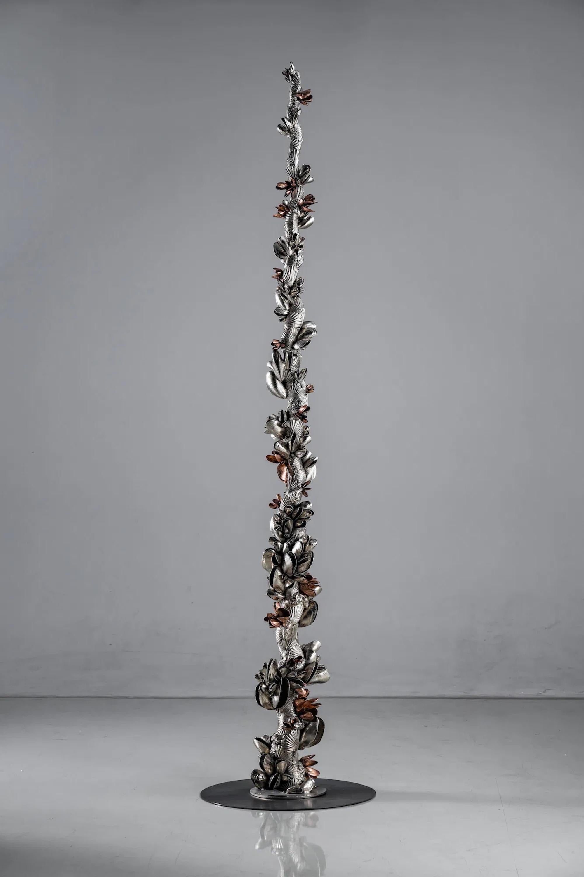 Instant Moules II by Ondřej Oliva - Large sculpture, column totem, mollusc shell