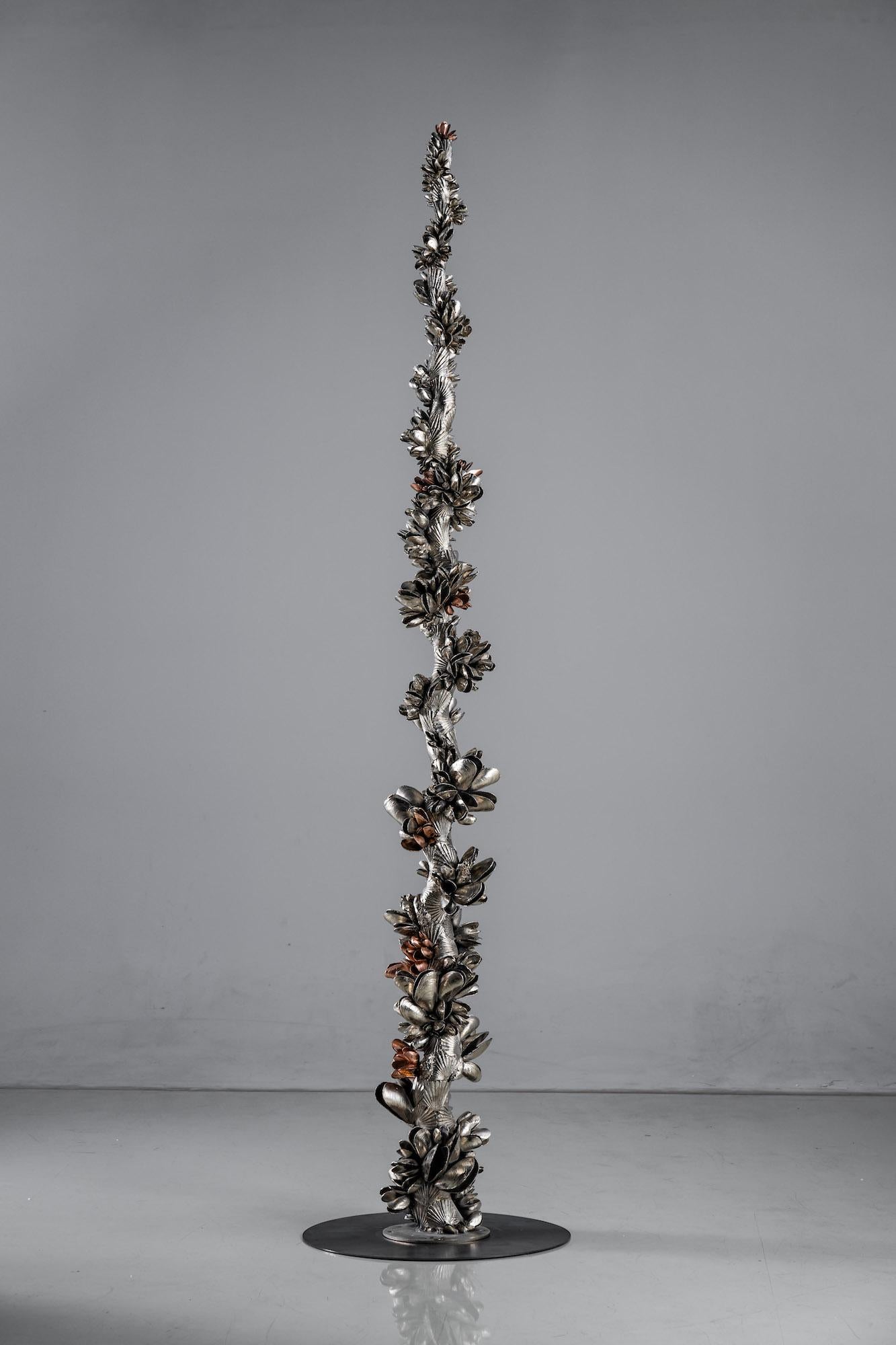 Instant Moules III by Ondřej Oliva - Large sculpture, totem, mollusc shells For Sale 1