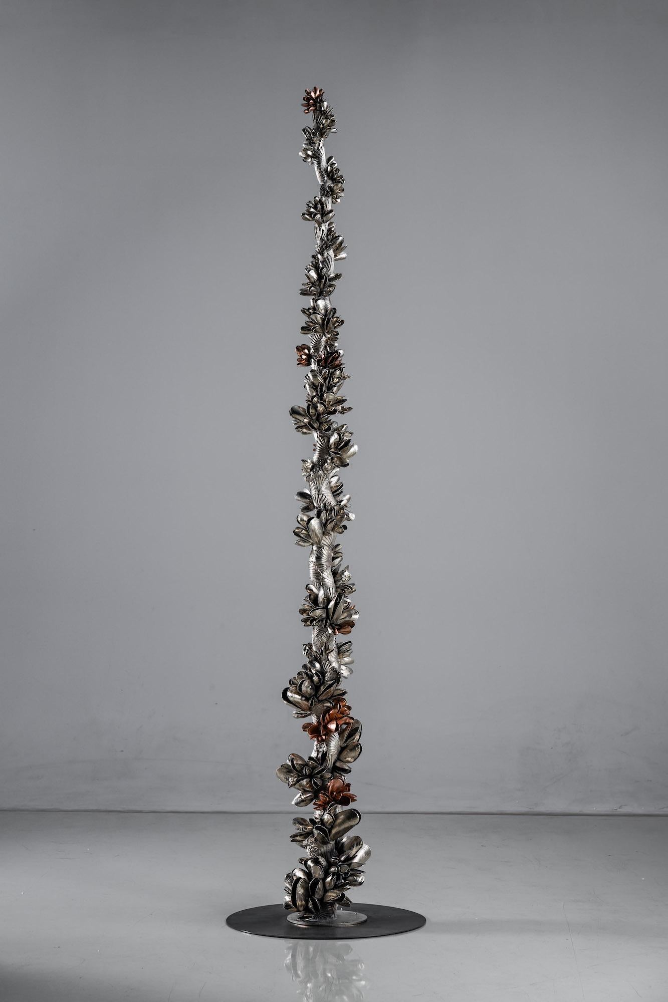 Instant Moules III is a nickeled aluminium and bronze sculpture by contemporary Czech sculptor Ondřej Oliva, dimensions are 360 × 40 × 34 cm (141.7 × 15.7 × 13.4 in).
This sculpture is a unique piece signed by the artist and comes with a certificate