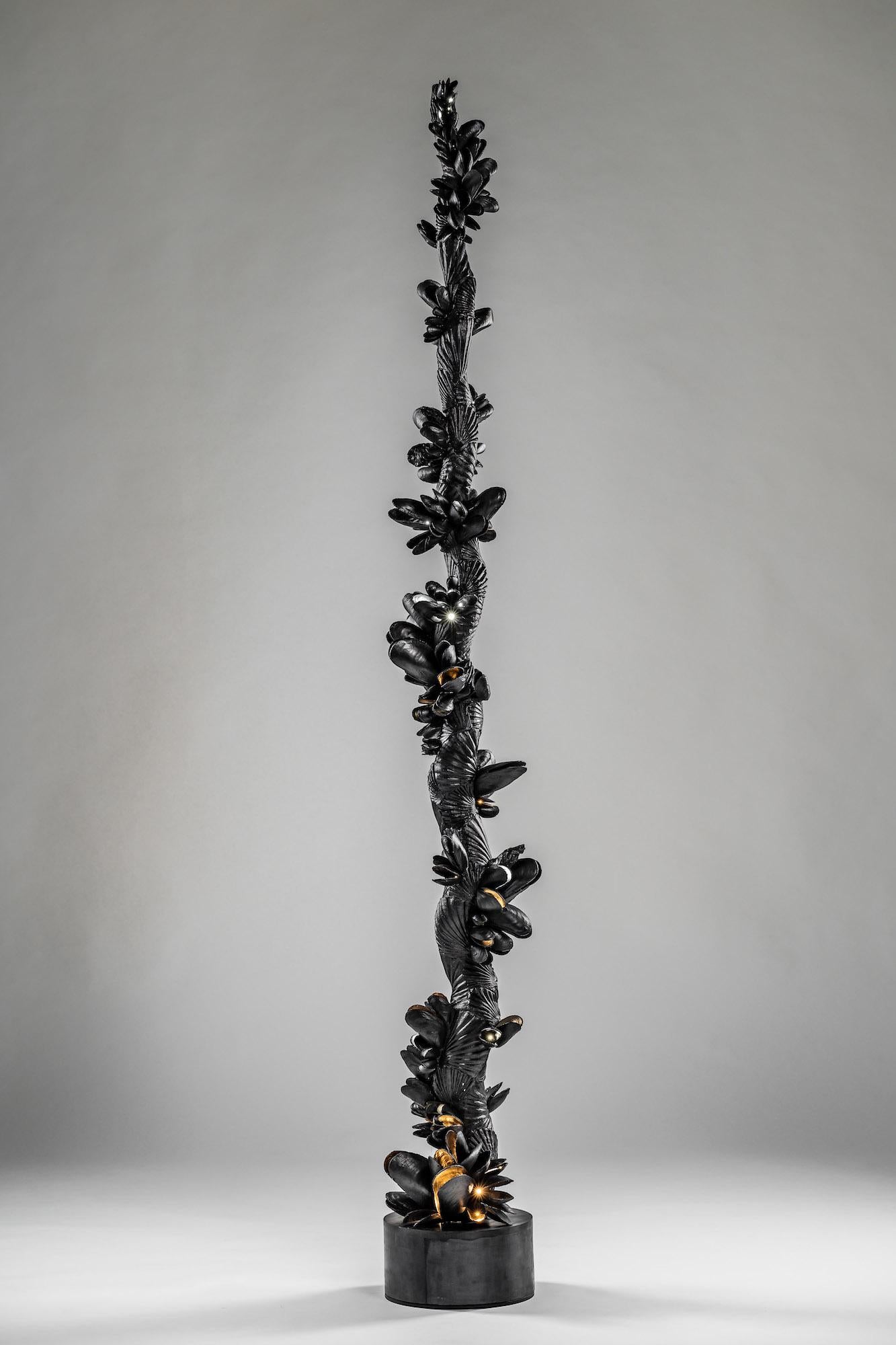 Instant Moules IV by Ondřej Oliva - Large sculpture, totem, black mollusc shells For Sale 1