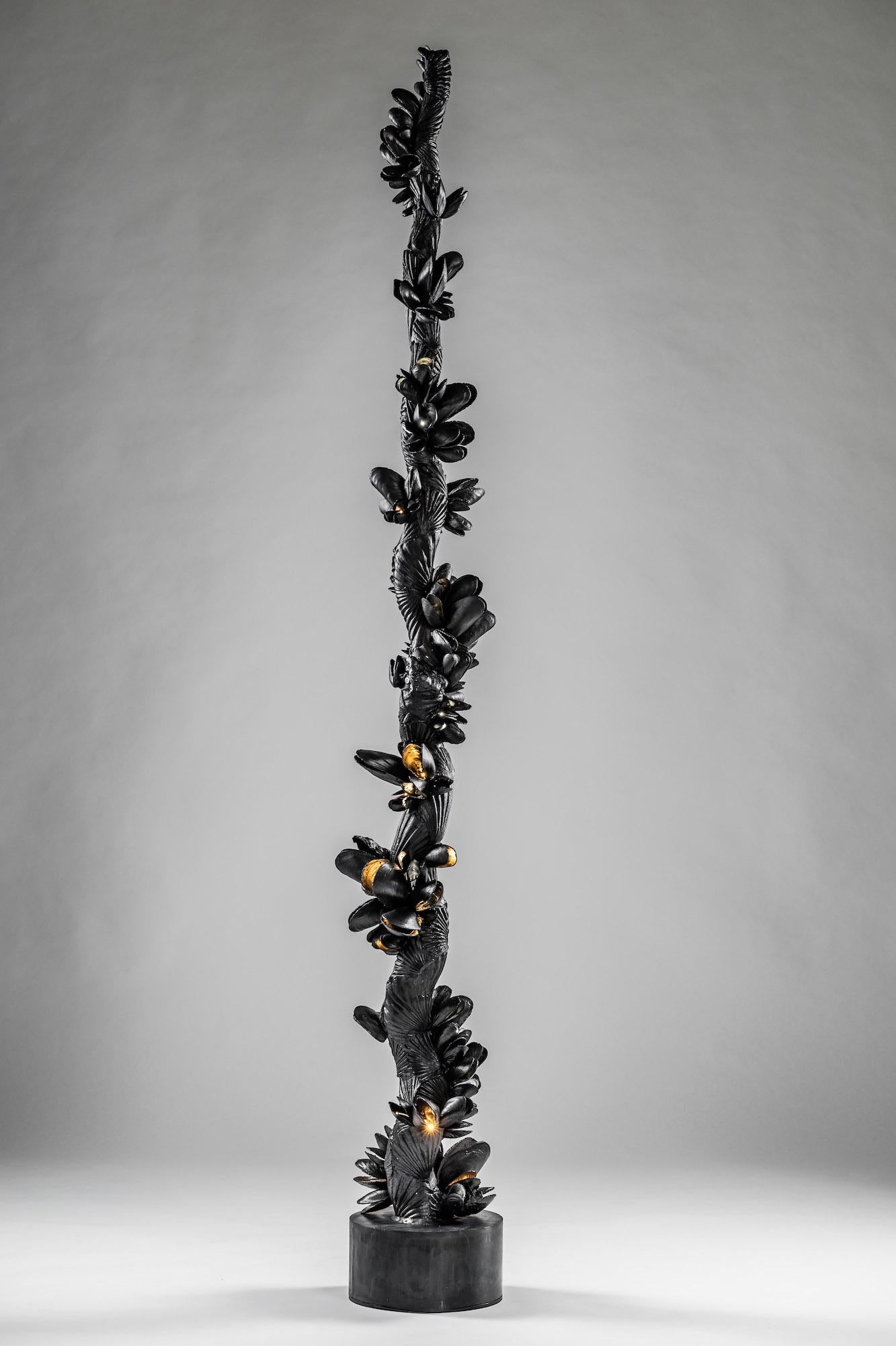 Instant Moules IV by Ondřej Oliva - Large sculpture, totem, black mollusc shells For Sale 2