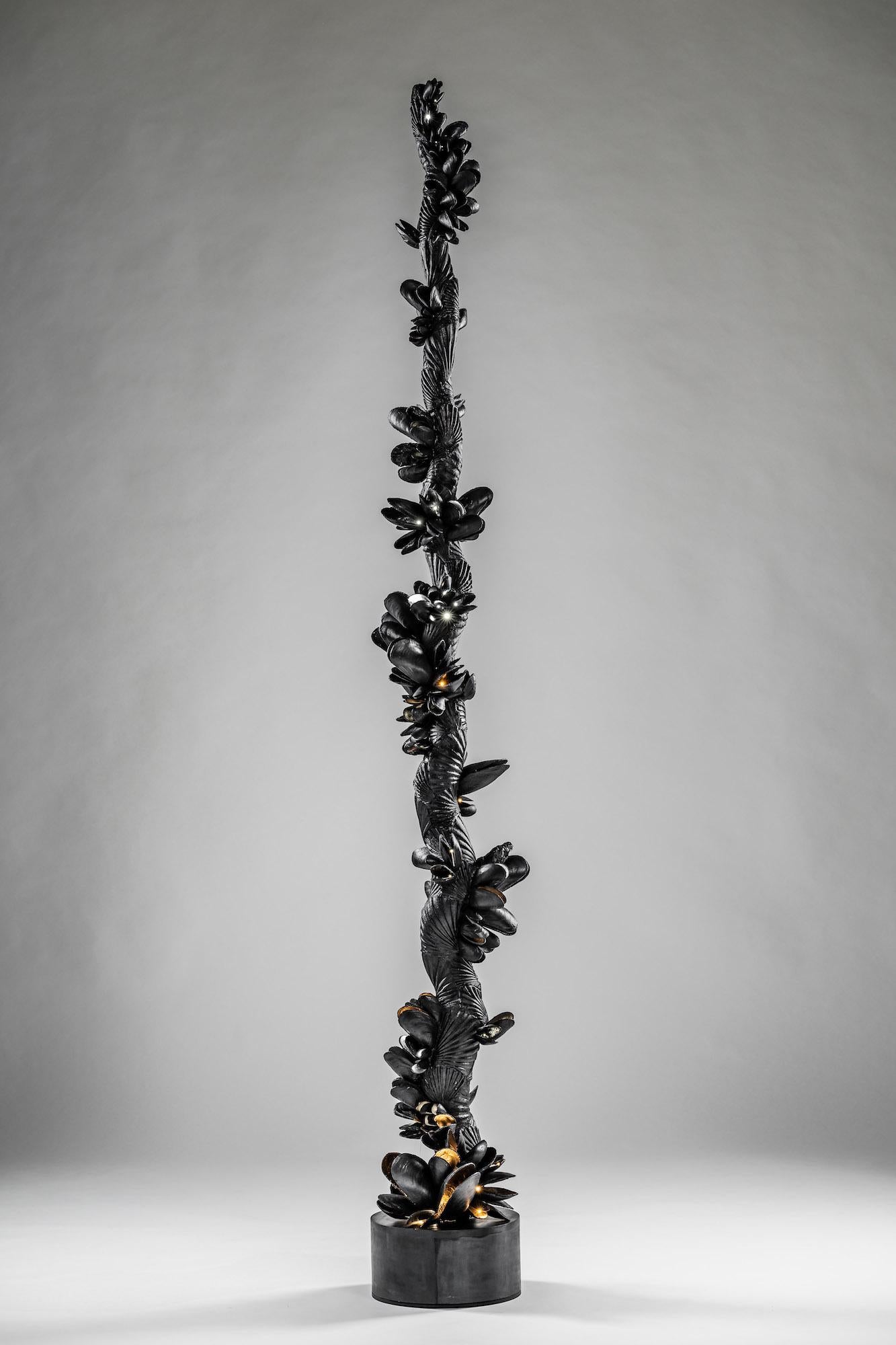 Instant Moules IV by Ondřej Oliva - Large sculpture, totem, black mollusc shells For Sale 3