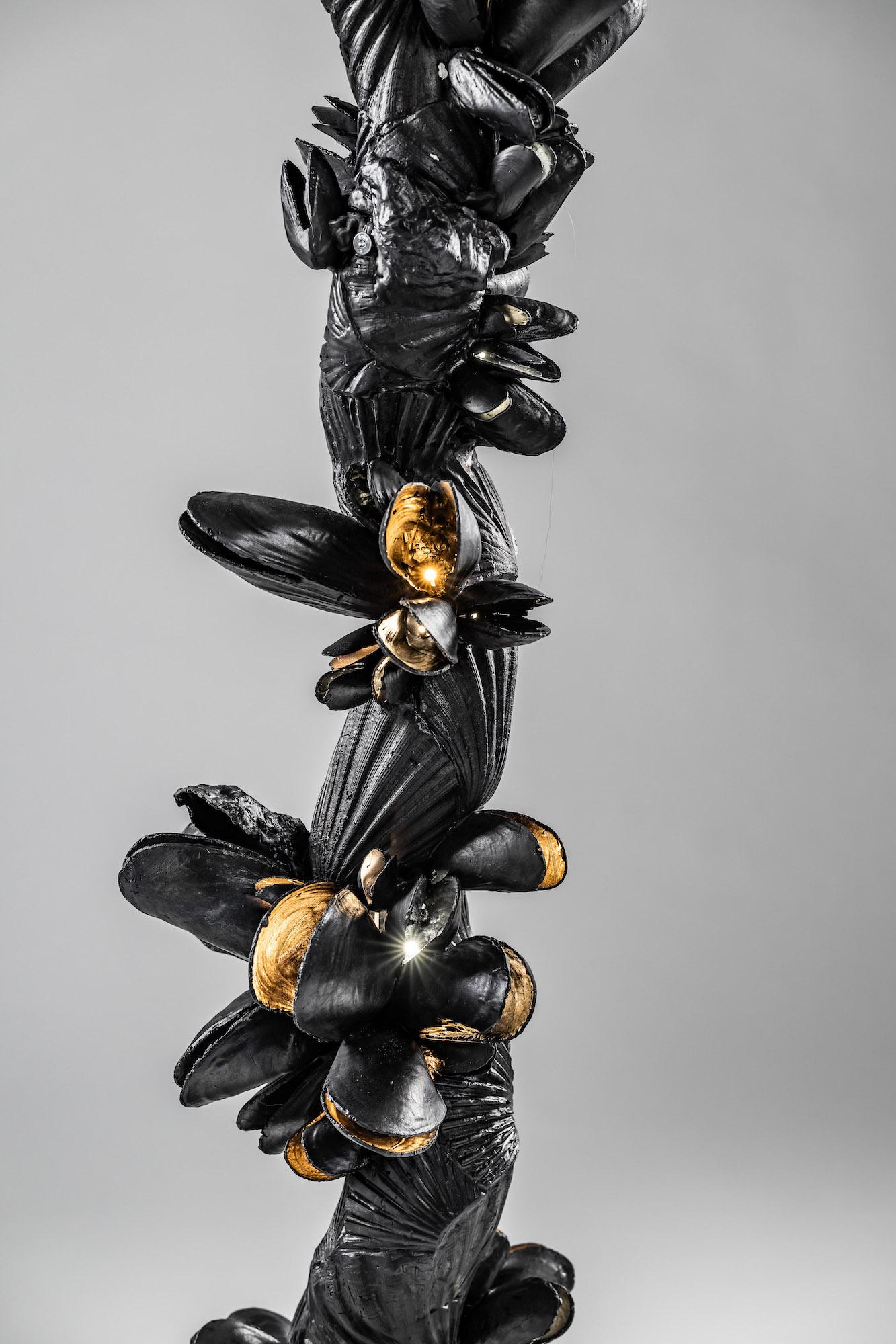 Instant Moules IV by Ondřej Oliva - Large sculpture, totem, black mollusc shells For Sale 4
