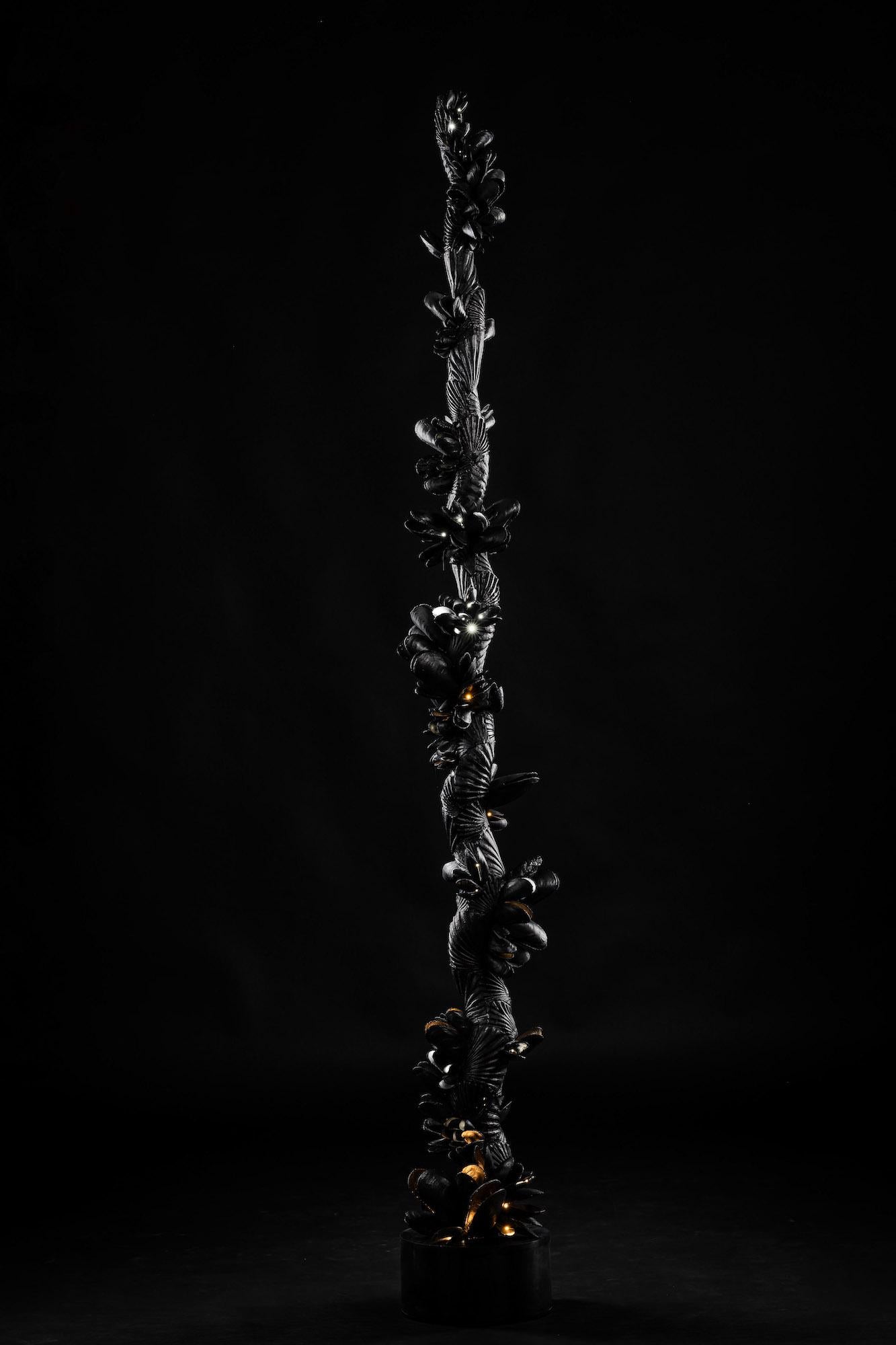Instant Moules IV by Ondřej Oliva - Large sculpture, totem, black mollusc shells For Sale 5