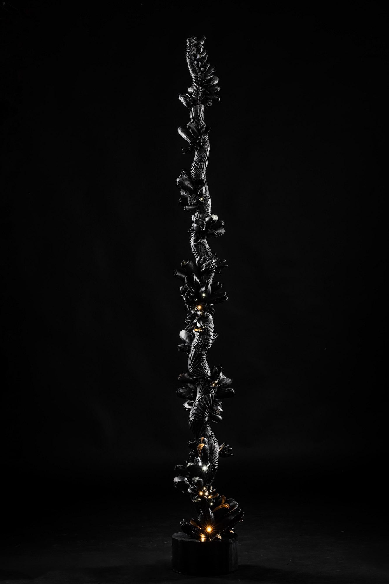 Instant Moules IV by Ondřej Oliva - Large sculpture, totem, black mollusc shells For Sale 6