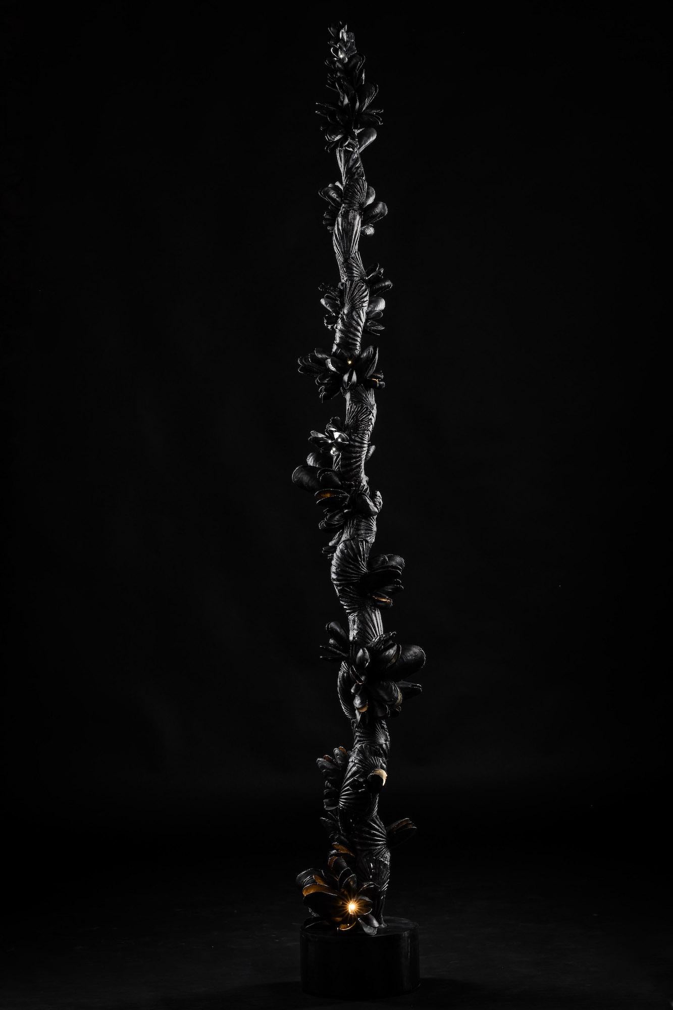 Instant Moules IV by Ondřej Oliva - Large sculpture, totem, black mollusc shells For Sale 7