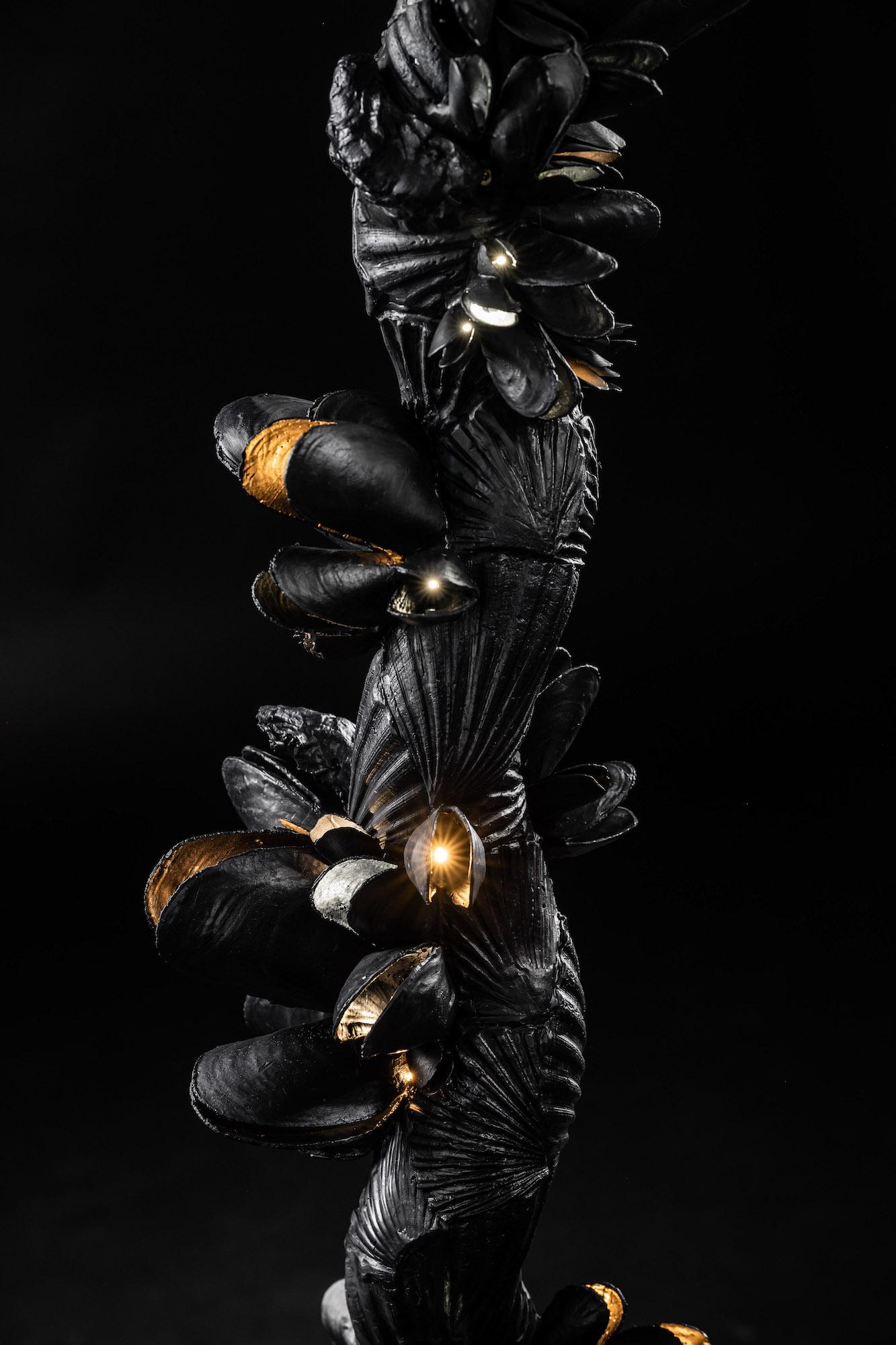 Instant Moules IV by Ondřej Oliva - Large sculpture, totem, black mollusc shells For Sale 8