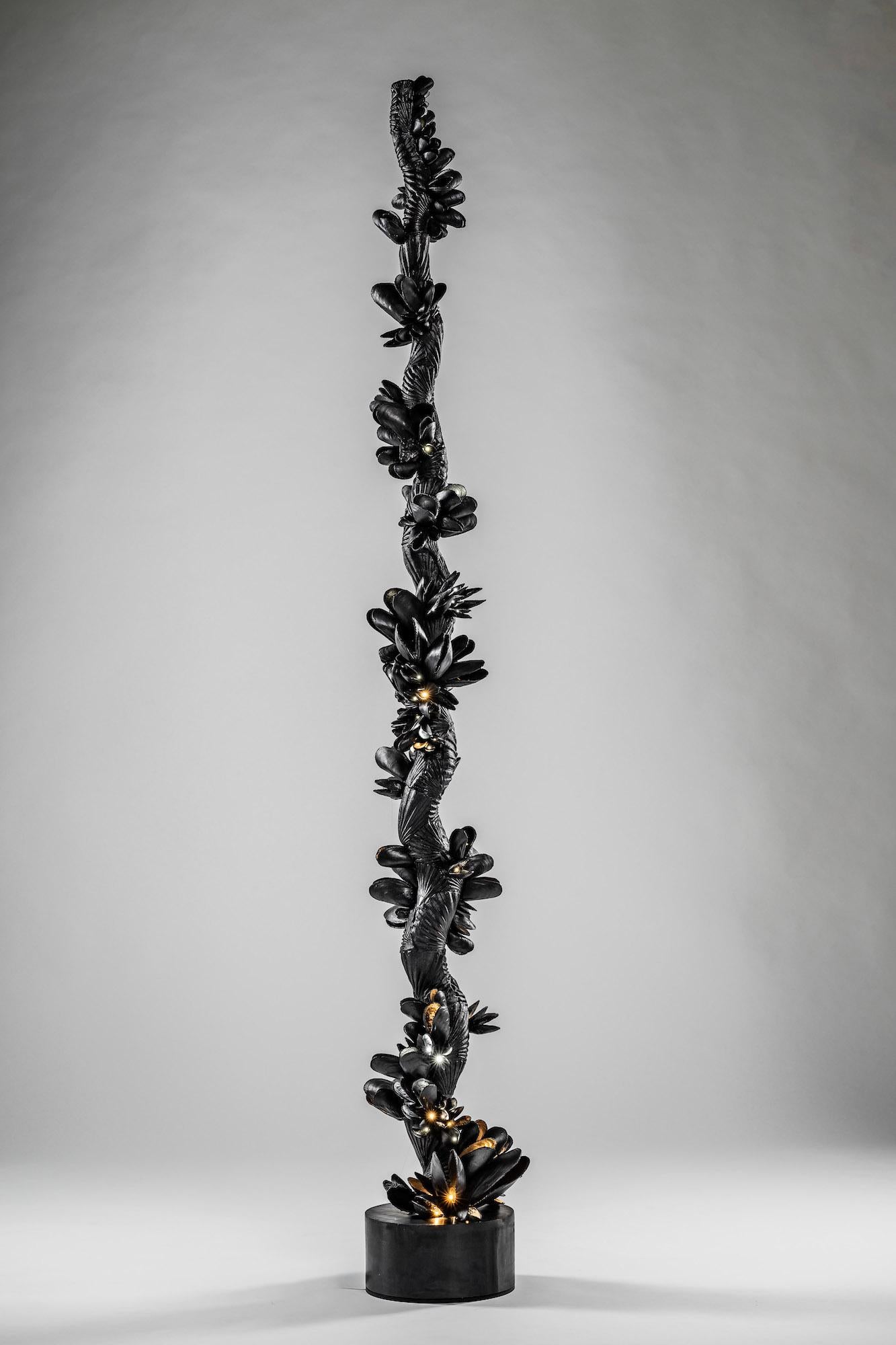 Instant Moules IV is an elox aluminium sculpture with optical fibres sculpture by contemporary Czech sculptor Ondřej Oliva, dimensions are 240 × 40 × 30 cm (94.5 × 15.7 × 11.8 in).
This sculpture is a unique piece signed by the artist and comes with