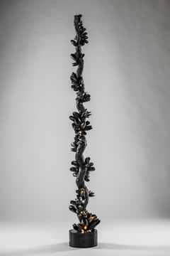 Instant Moules IV by Ondřej Oliva - Großplastik, Totem, schwarze Molluskenschalen