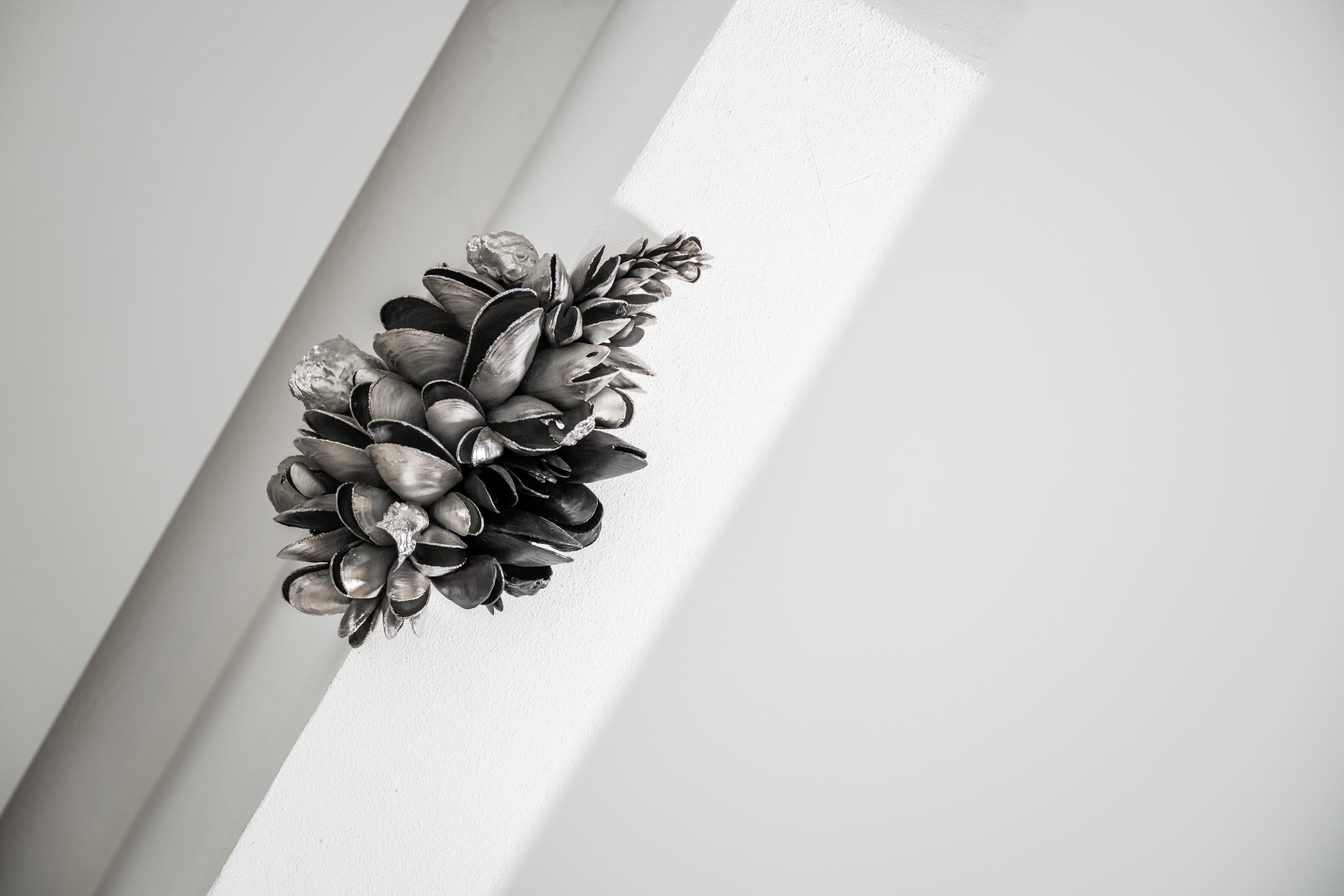 Instant Moules V di Ondřej Oliva - scultura da parete, conchiglie nere e argento in vendita 1
