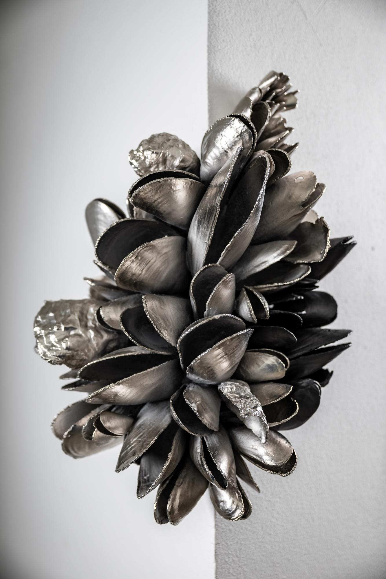 Instant Moules V di Ondřej Oliva - scultura da parete, conchiglie nere e argento in vendita 2