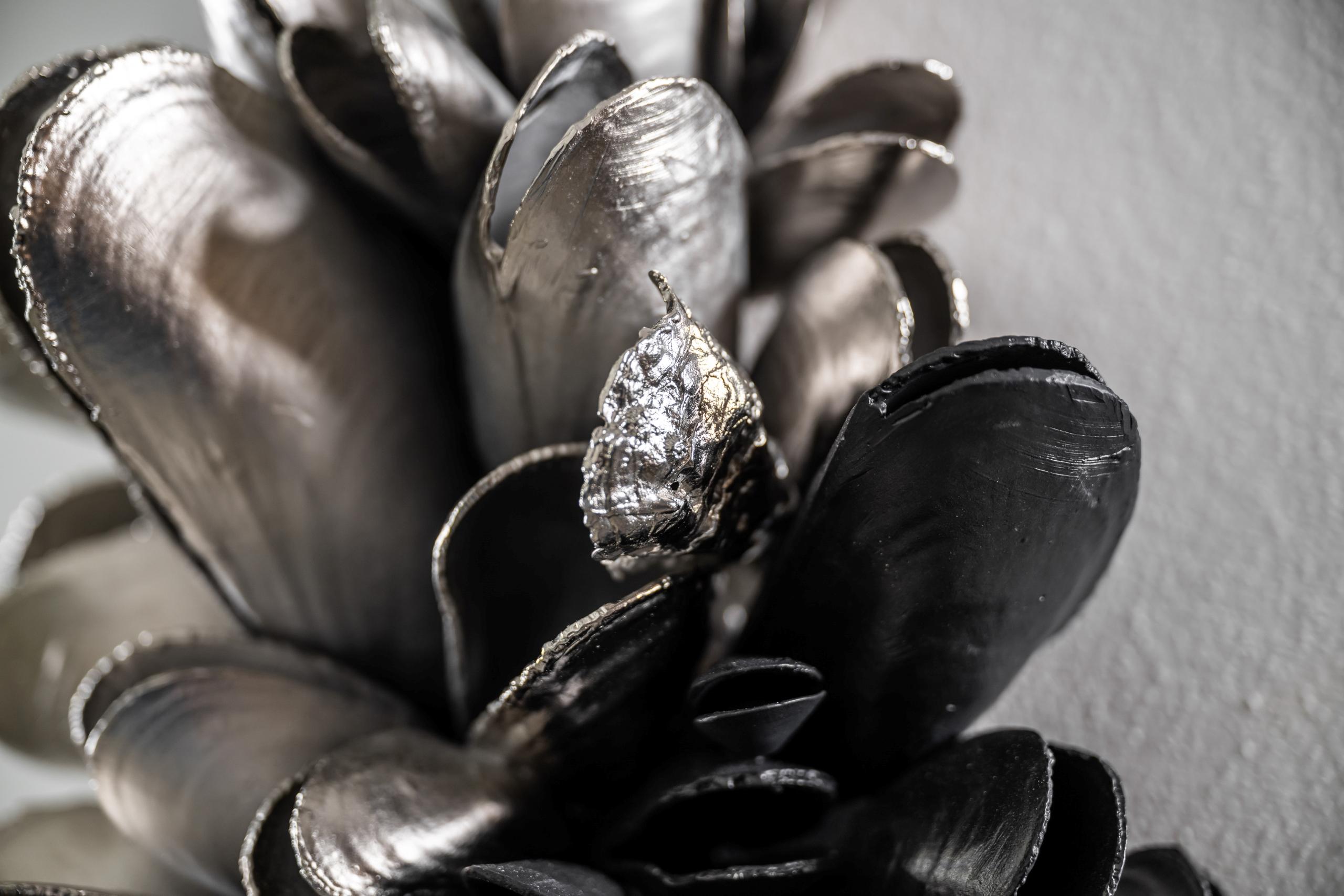 Instant Moules V di Ondřej Oliva - scultura da parete, conchiglie nere e argento in vendita 3