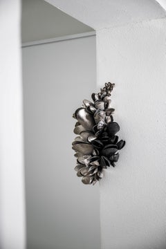 Instant Moules V von Ondřej Oliva - Wandskulptur, schwarze und silberne Muscheln