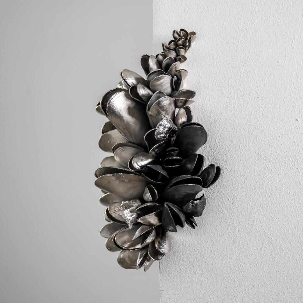 Instant Moules V di Ondřej Oliva - scultura da parete, conchiglie nere e argento