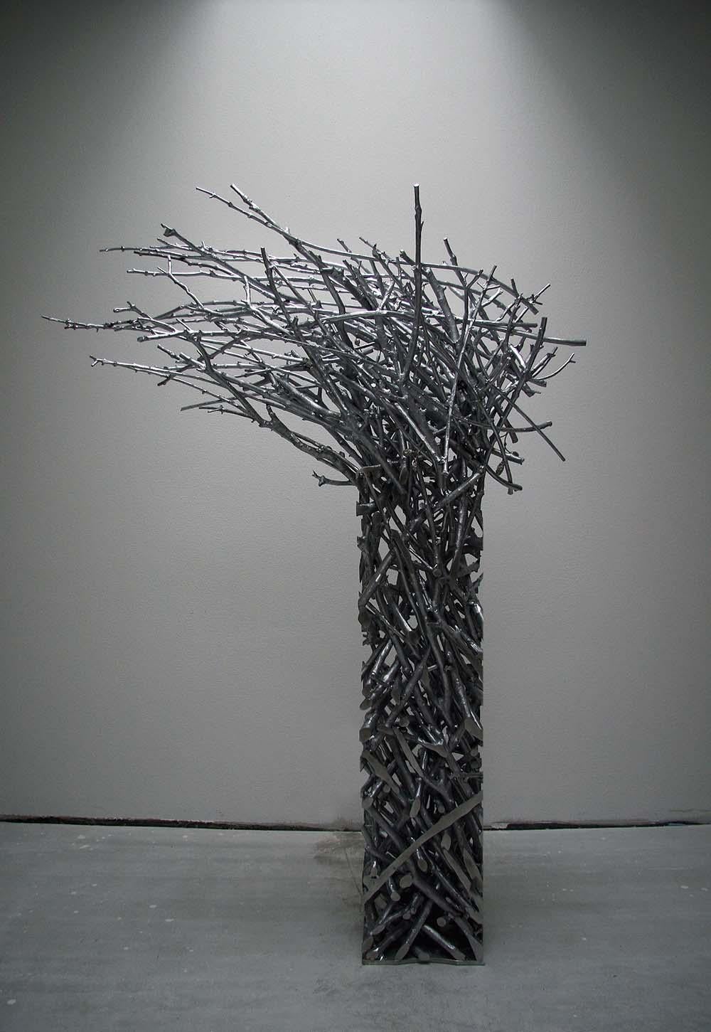 Instant Tree Burja von Ondřej Oliva - Große Skulptur aus Aluminium und Nickel im Angebot 1