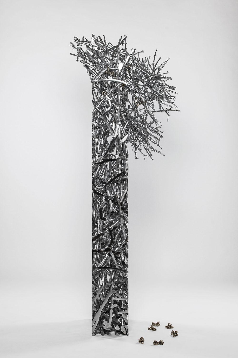 Skulptur aus Aluminium und Nickel, 200 cm × 50 cm × 75 cm. Einzigartige Arbeit.
In dieser Skulptur bearbeitet der Künstler ein wichtiges Thema in seiner Produktion, dem er einen hohen symbolischen Wert beimisst: Bäume. Ondřej Oliva interpretiert die