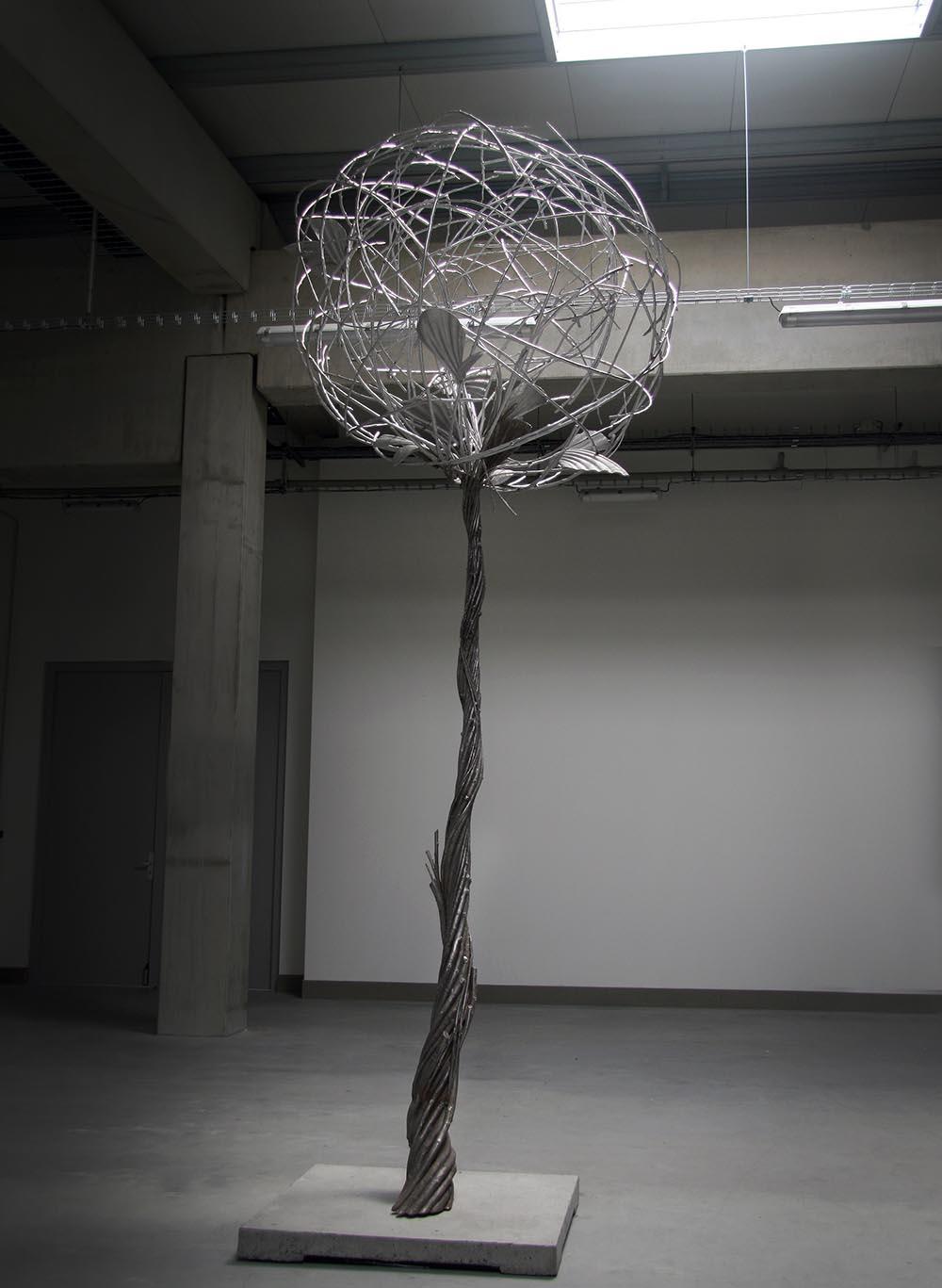 Tree in the Box di Ondřej Oliva - scultura monumentale in alluminio, metallo argentato in vendita 1