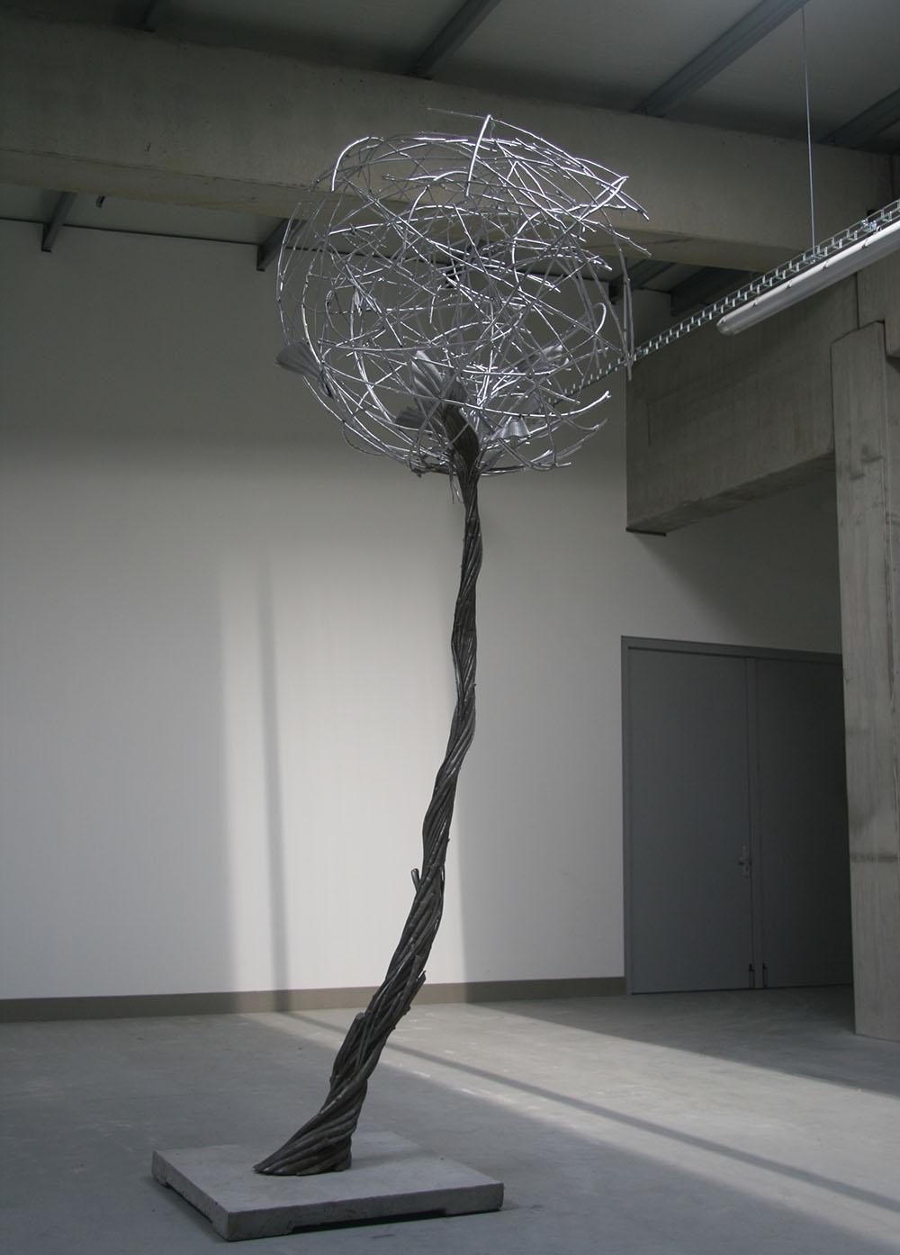 Large aluminum sculpture, by Czech artist Ondřej Oliva. 397 cm × 110 cm × 130 cm. Unique work.
In this sculpture, the artist works on an important subject in his production, to which he attributes an important symbolic value: trees. Ondřej