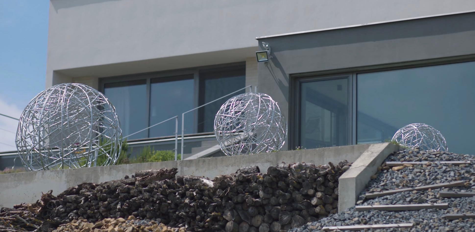 Urbantree I, II e III di Ondřej Oliva - installazione di 3 sculture in alluminio in vendita 1