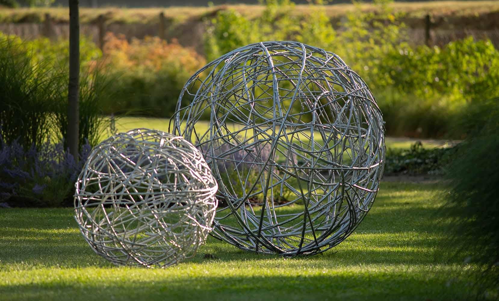 Urbantree I, II e III, dell'artista ceco Ondřej Oliva. 
Installazione di 3 sculture in alluminio di diverse dimensioni:
Urbantree I: 150 cm x 150 cm x 150 cm. Edizione di 6 esemplari.
Urbantree II: 90 cm x 90 cm x 90 cm. Edizione di 6