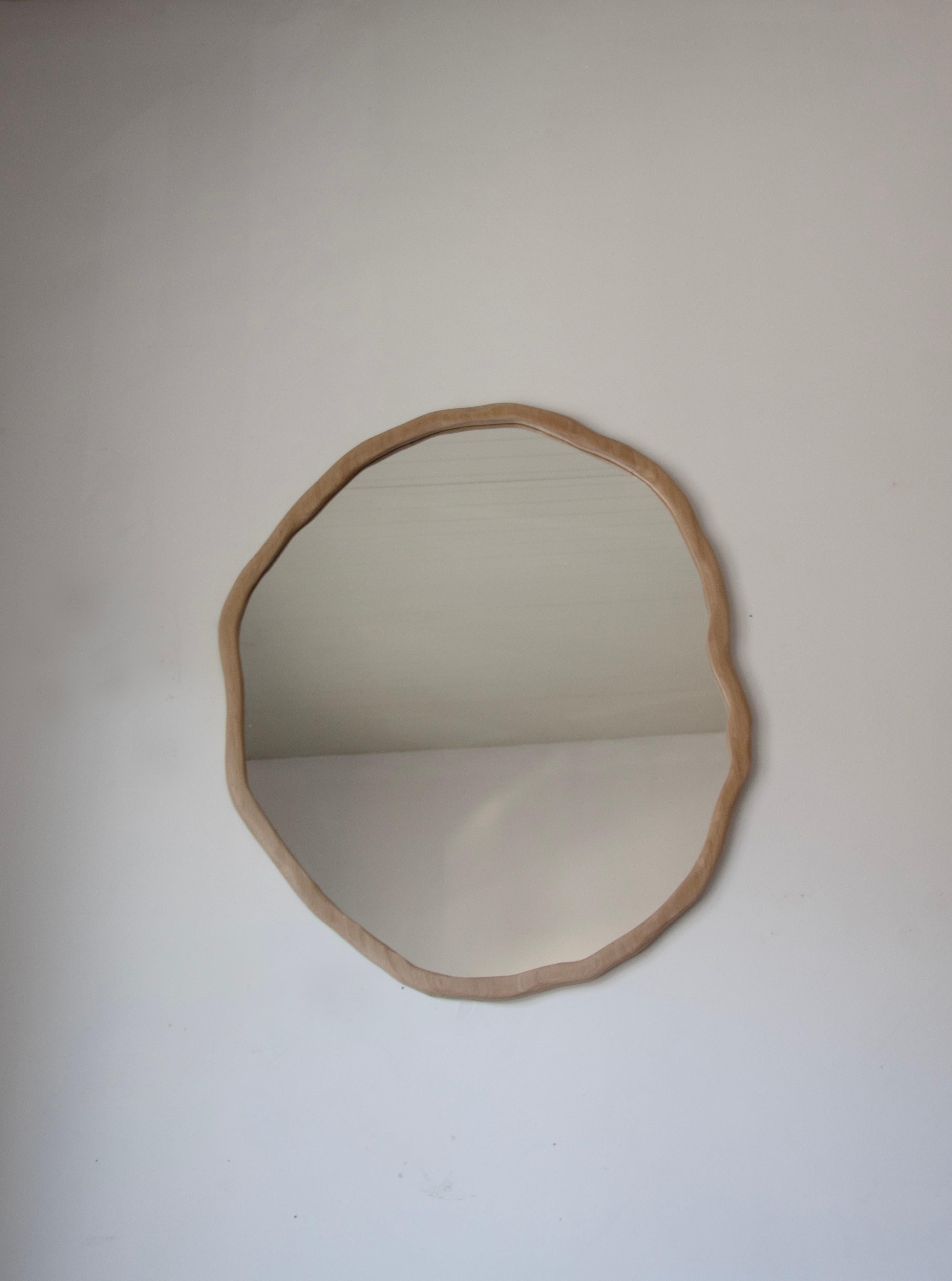 Miroir Ondulation Fait à la main par Alice Lahana Studio
Edition de 8 pièces 
Numéroté et signé par l'artiste.
Dimensions : D 90 x H 75 cm
MATERIAL : Chêne français, miroir.
Poids : 8 kg.

Le miroir Ondulation - 01 est fabriqué à la main en édition