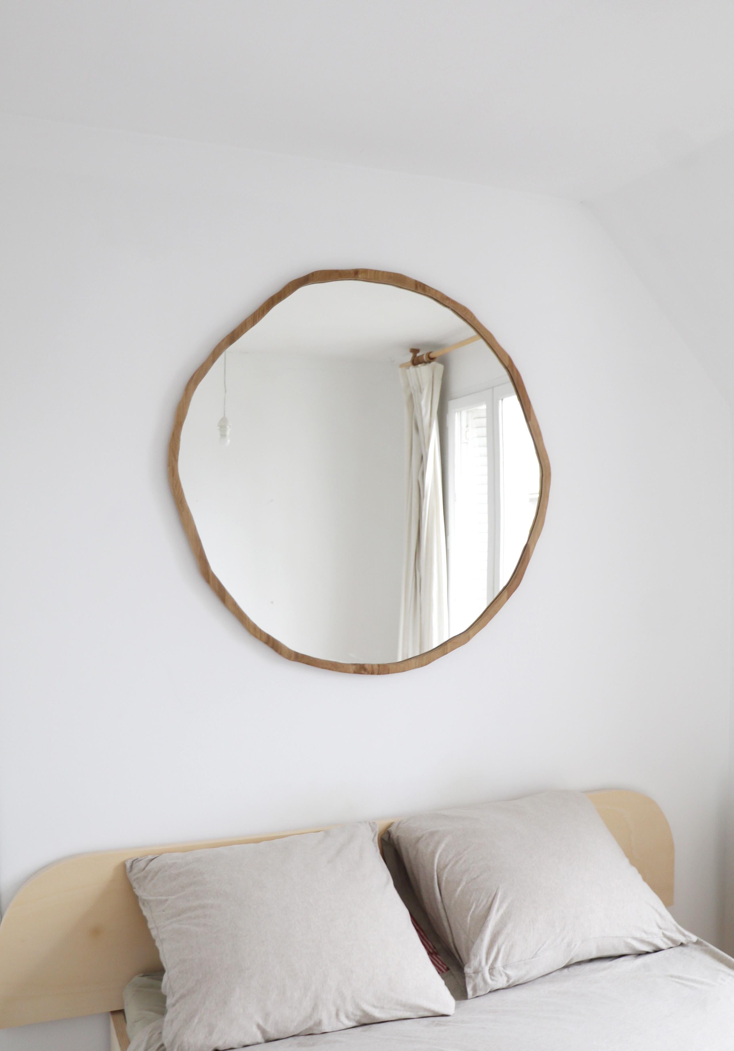 The Ondulation mirror gradually takes shape as it is cut. The oak that takes the shape of the mirror is cut with a chisel and then sanded until its surface is as soft as silk. It is available in matt or dark varnish and can be combined with other