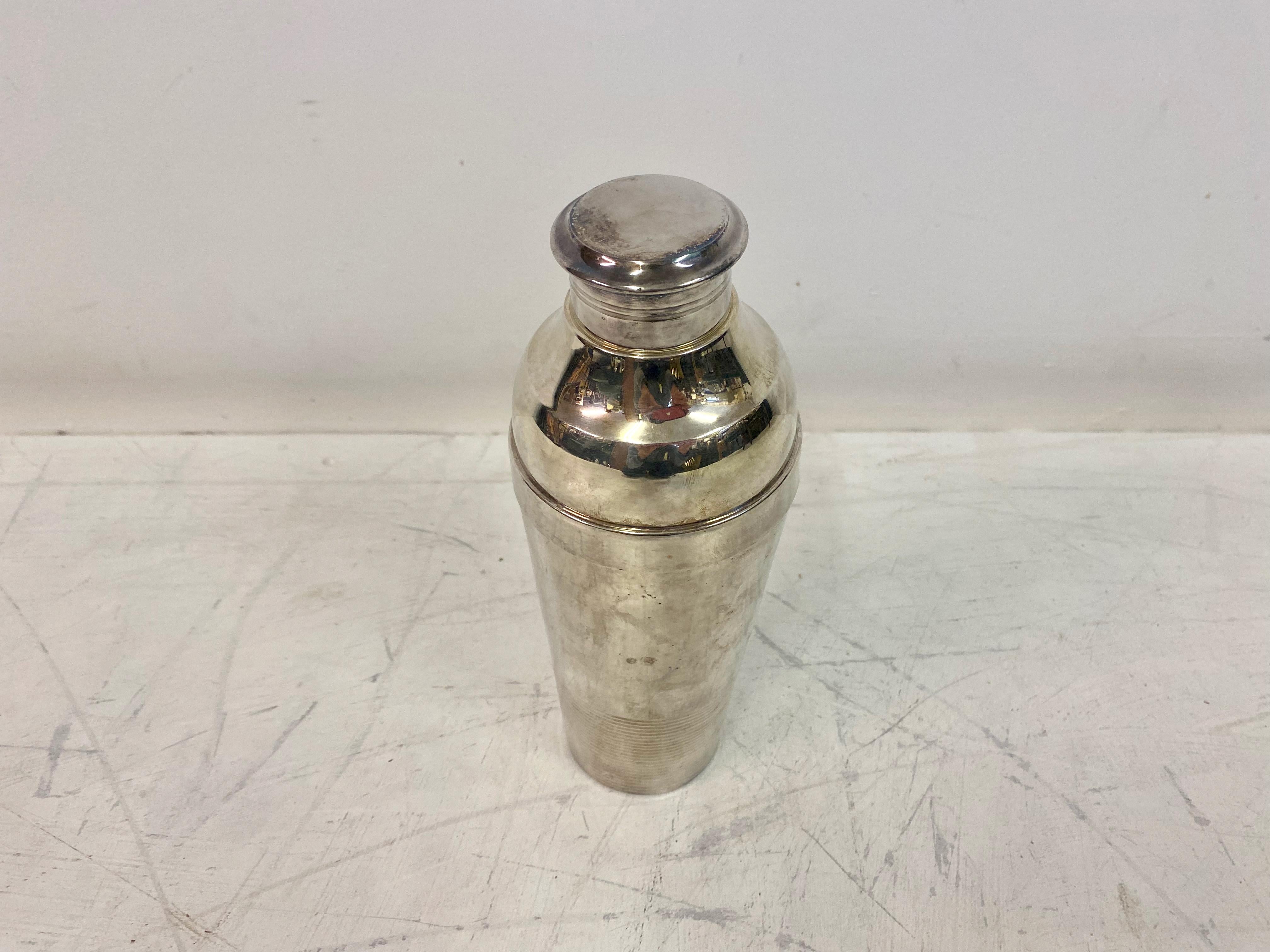 Cocktail shaker.

By Christofle.

Silver plated.

Ondulations by Luc Lanel.

Gallia range.

Early to mid 20th century, France.
