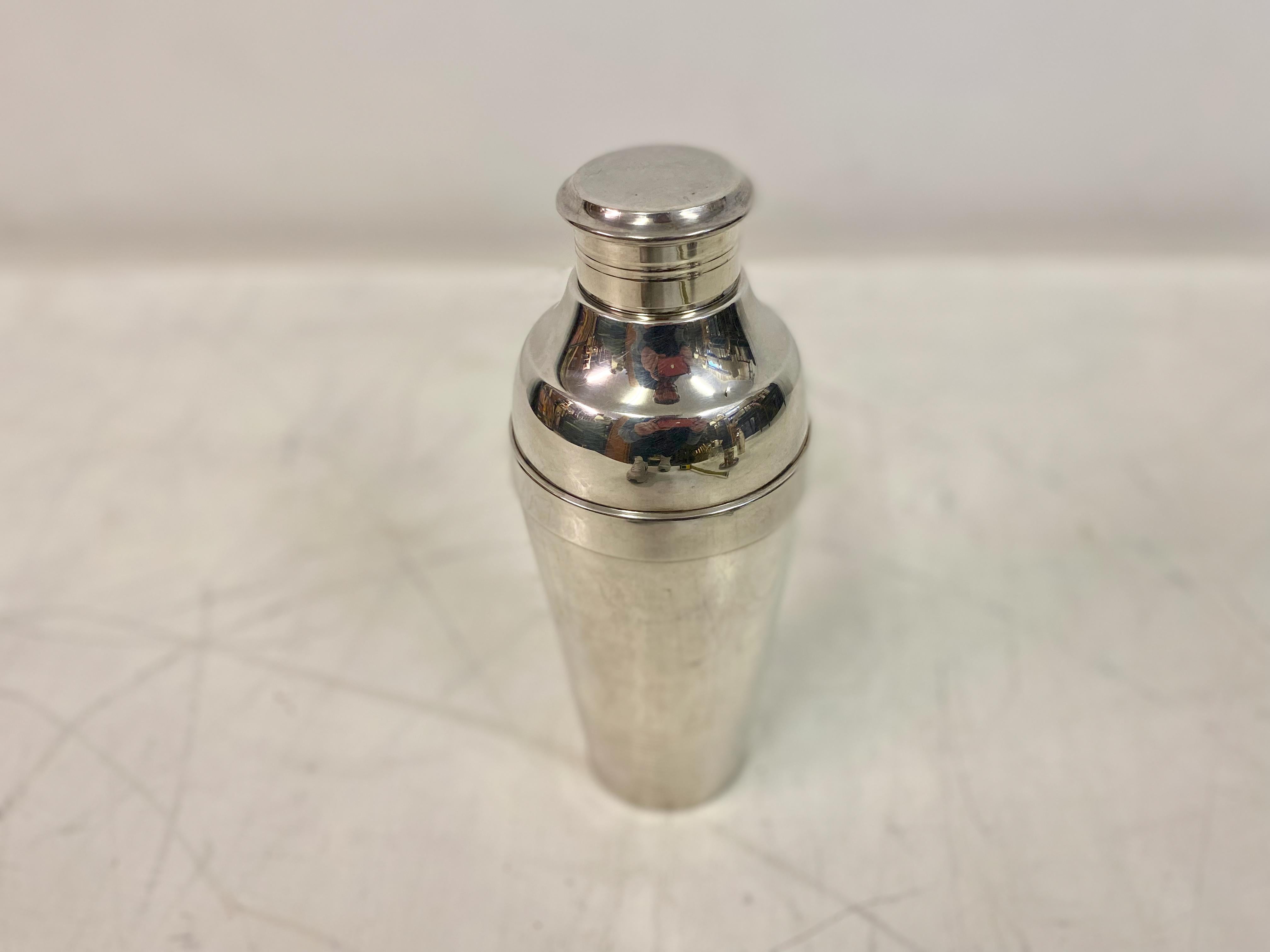 Cocktail shaker

By Christofle

Silver plated

Ondulations by Luc Lanel

Gallia range

Early to mid 20th Century France.