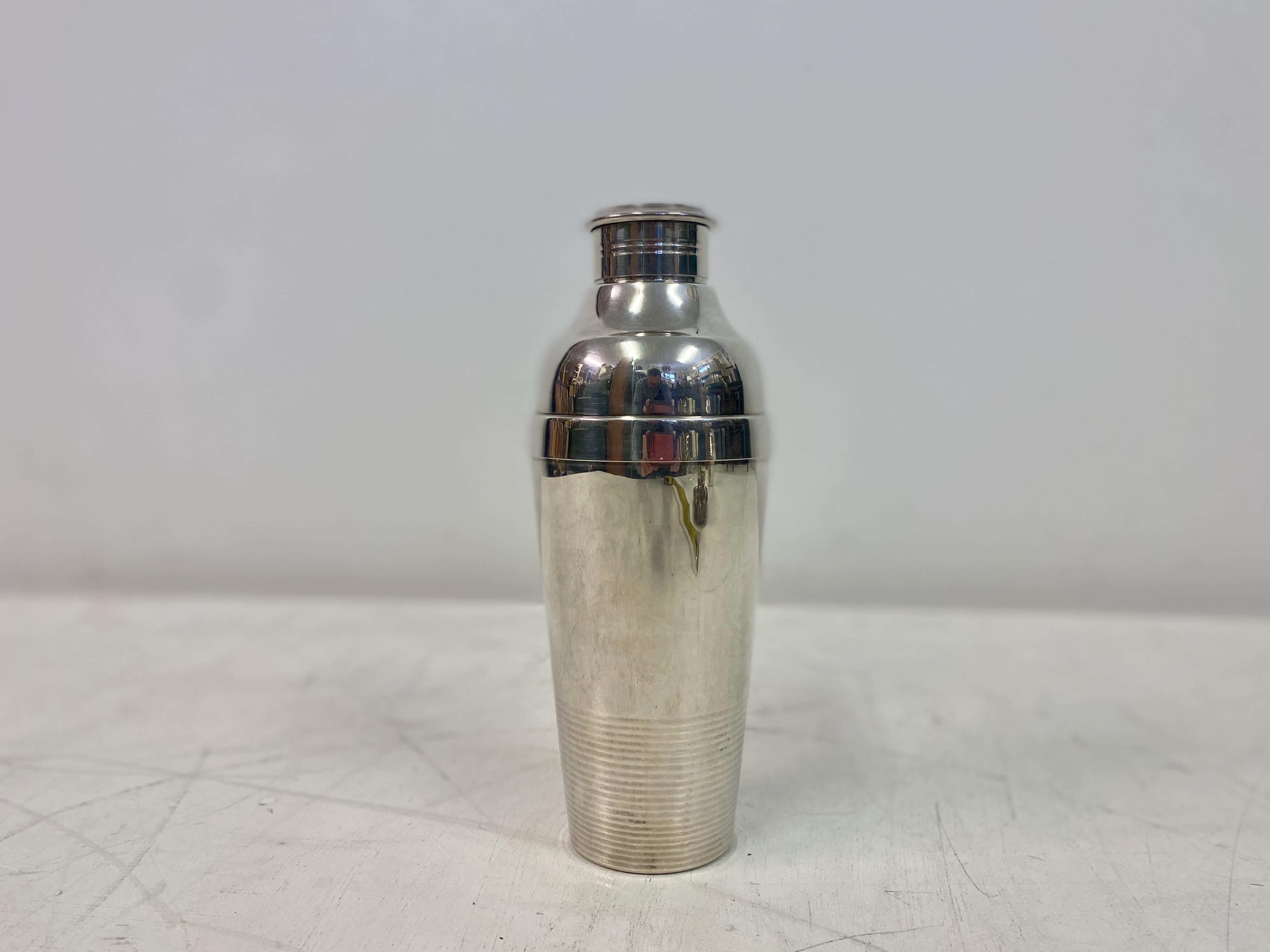 Ondulations by Luc Lanel Silver Plated Cocktail Shaker by Christofle In Good Condition For Sale In London, London