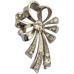 One 
1
 14 Karat White Gold Bow Brooch, Set with 15 Diamonds, Dutch, circa 1950