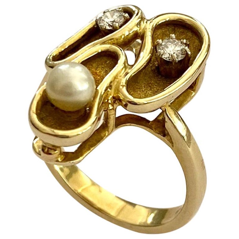 One '1' 14 Karat Yellow Gold Ring, 2 Diamonds and 1 Cultured Pearl, Germany 1960 For Sale