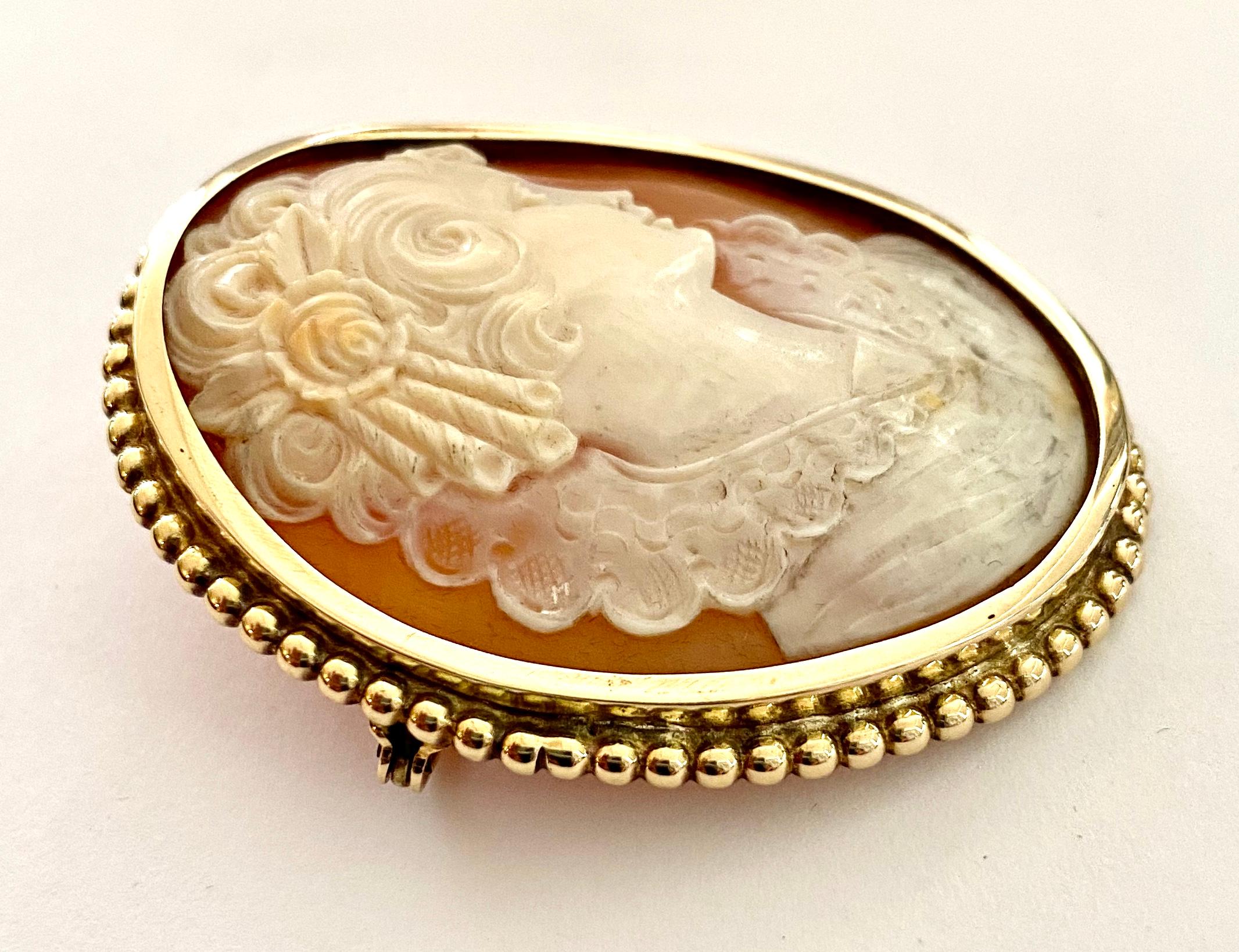 One (1) Gold (Yellow) Brooch, Oval model.
Set with one Natural Mother of Pearl Cameo (Italy 1960)
14K. yellow gold frame, oval with safty lock.   (Gemany 1960)
Measurements   51 x 41 x 8 mm
Weight: 20.63 grams