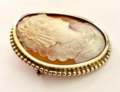 One '1' 14K Yellow Godl Brooch Set with One Oval Cameo, Natural Mother of Pearl