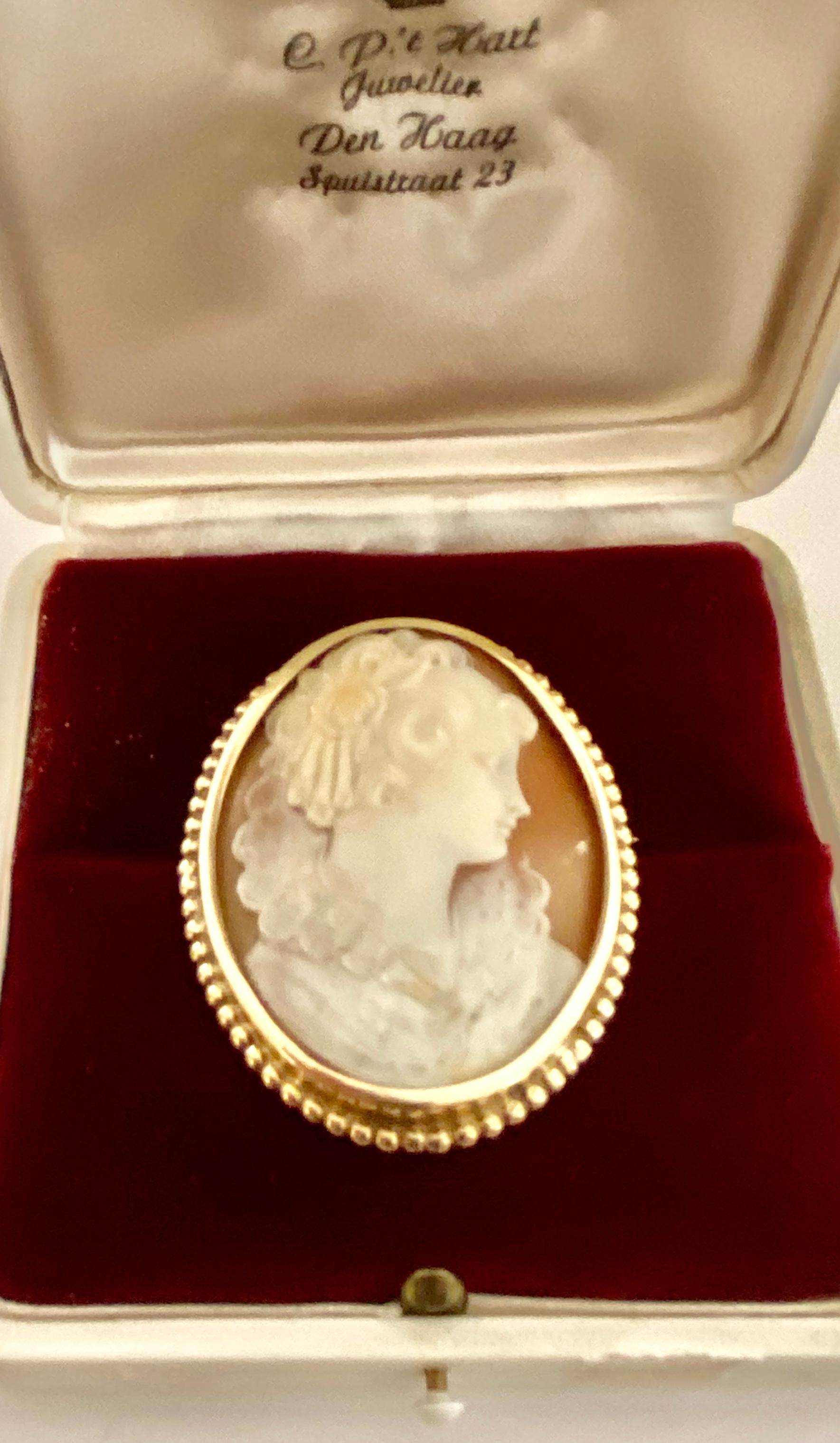 Modern One '1' 14K Yellow Godl Brooch Set with One Oval Cameo, Natural Mother of Pearl For Sale