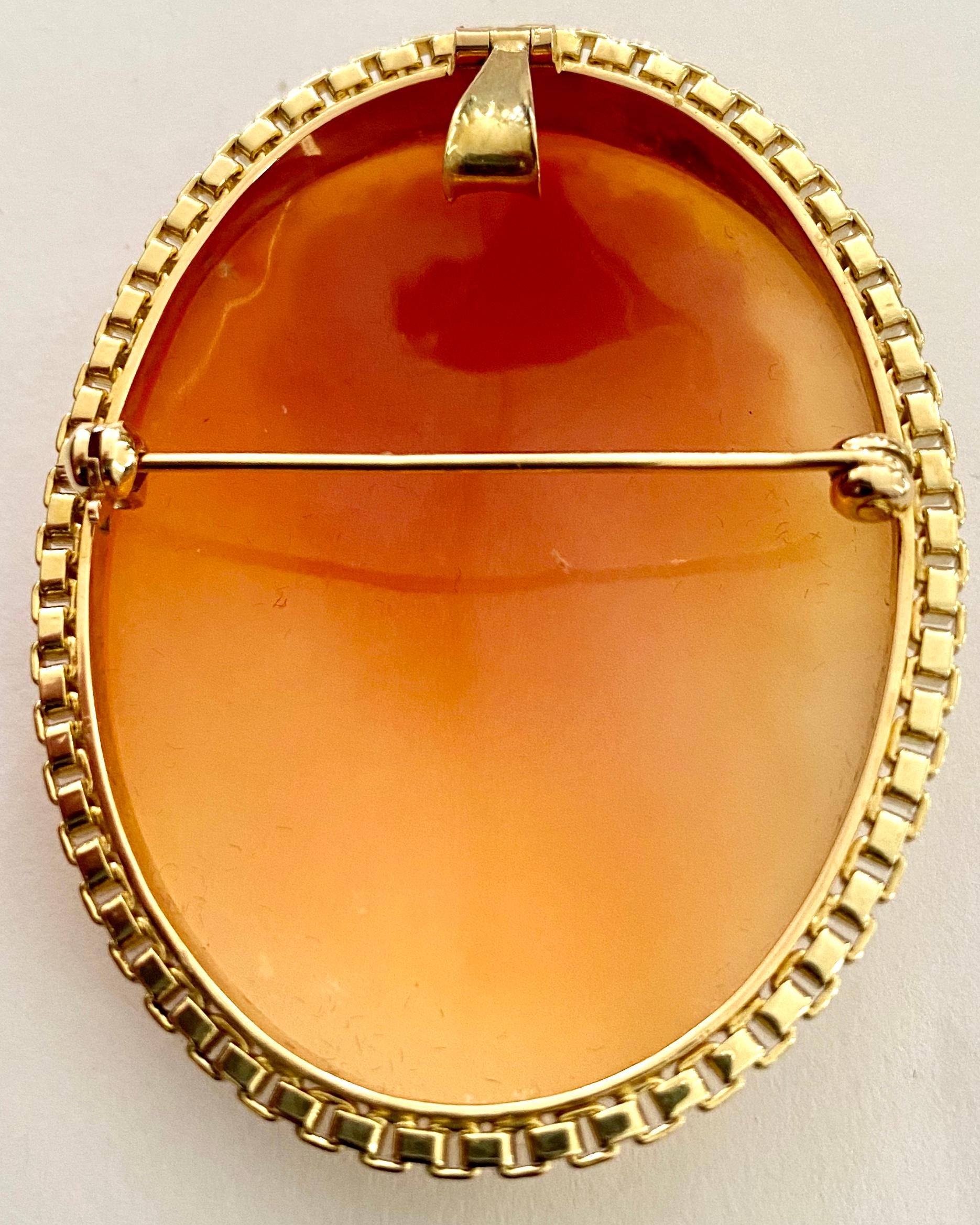 One '1' 14 Karat Yellow Gold Brooch/Pendant Set with One Oval Cameo Nacre, 1960 In Good Condition For Sale In Heerlen, NL