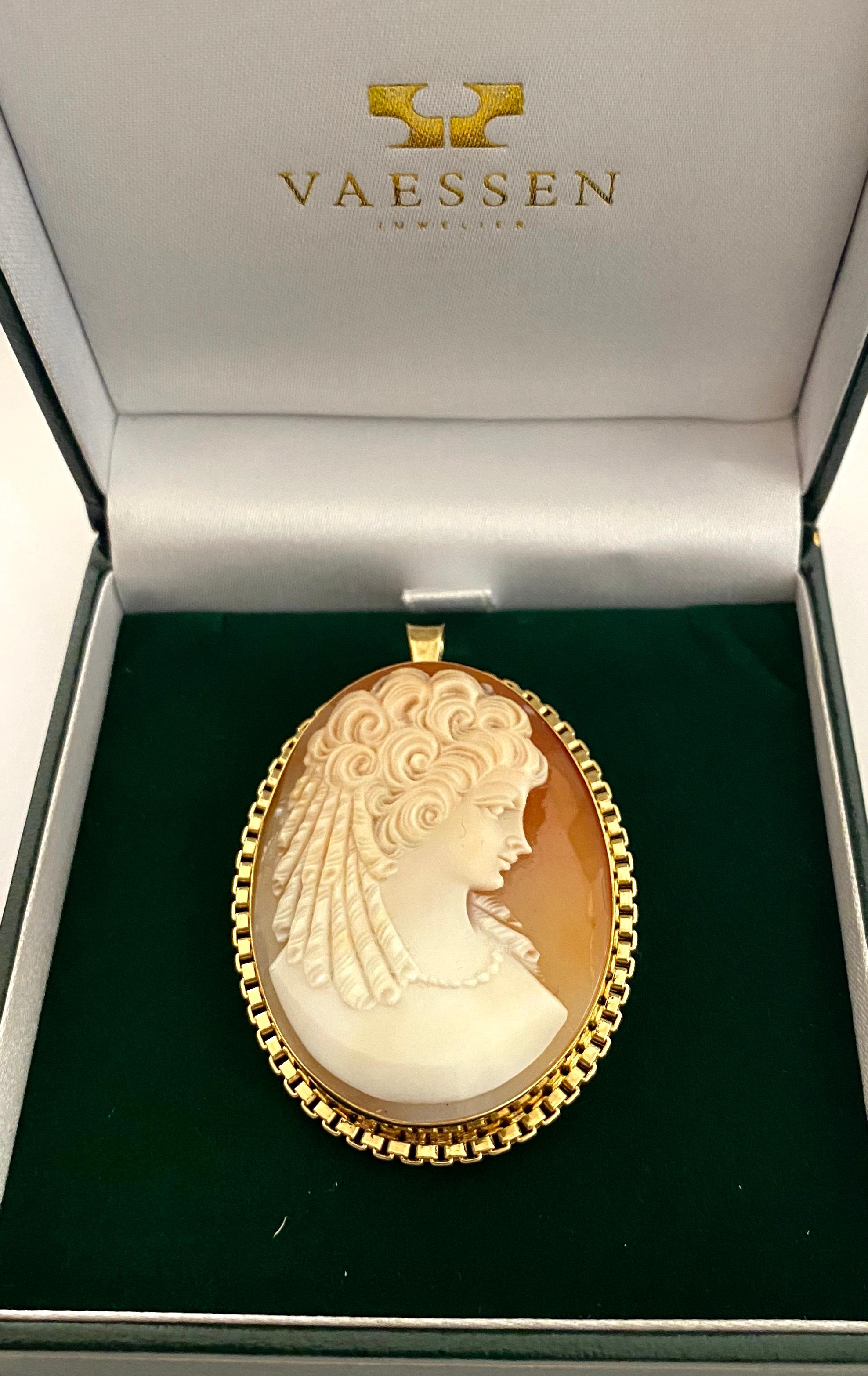 One '1' 14 Karat Yellow Gold Brooch/Pendant Set with One Oval Cameo Nacre, 1960 For Sale 2