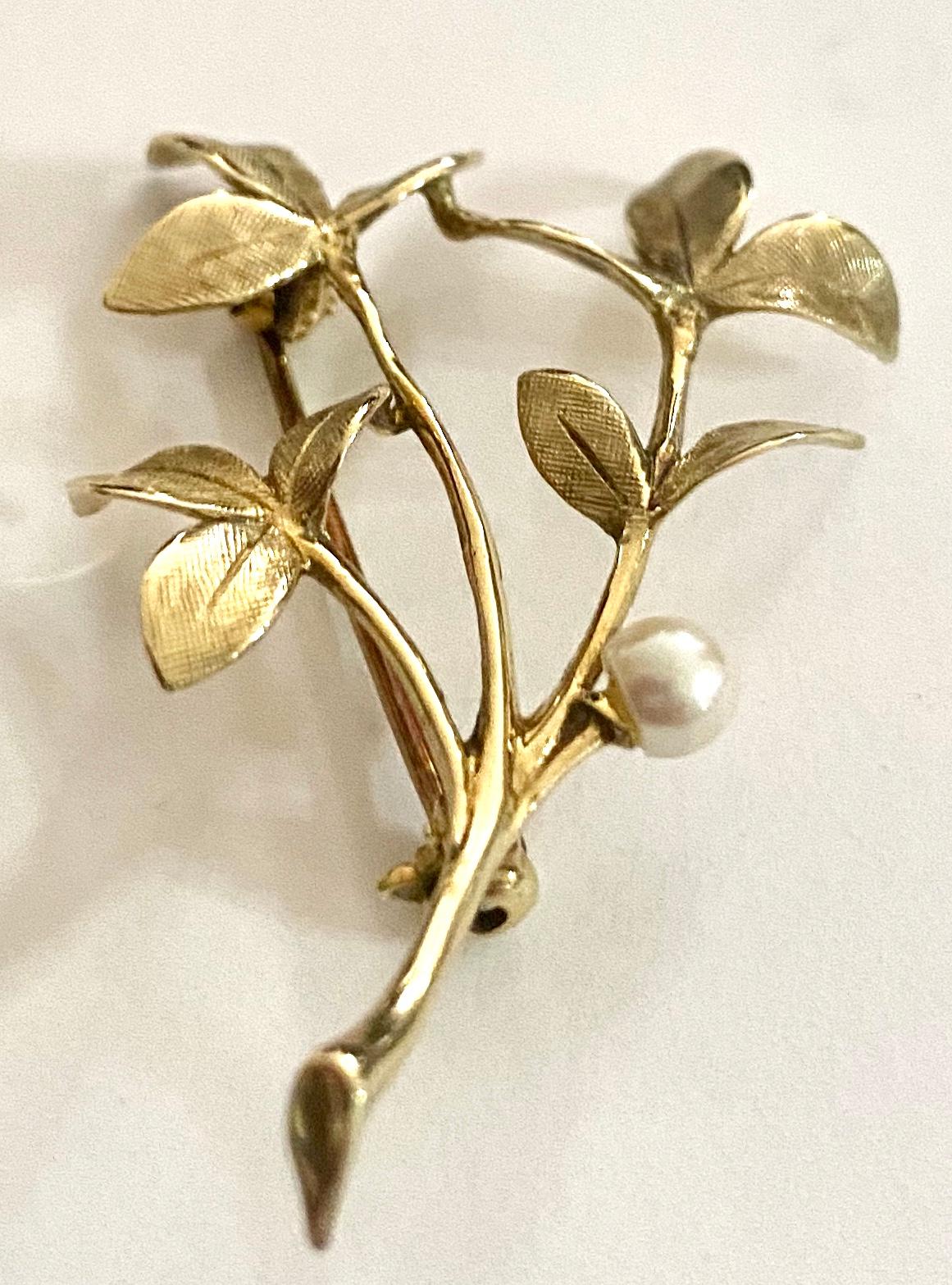 One (1) 14K. Yellow Gold broche with 11 leaves and one natural pearl.
Weight: 3.49 gram
Measurements:   40 x 26 x 3 mm
Gemany ca 1950
(Including AGTL certificate of the jewel)