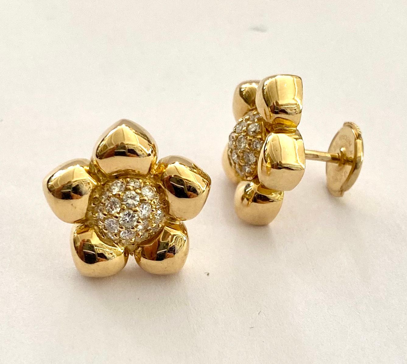 One (1) pair of 18K. yellowgold earrings. Sunflower model.
38 natural diamonds, round briljant cut = 0.71ct  VS-Si - G-H
weight: 9.18 grams
stamed: eagles head = France