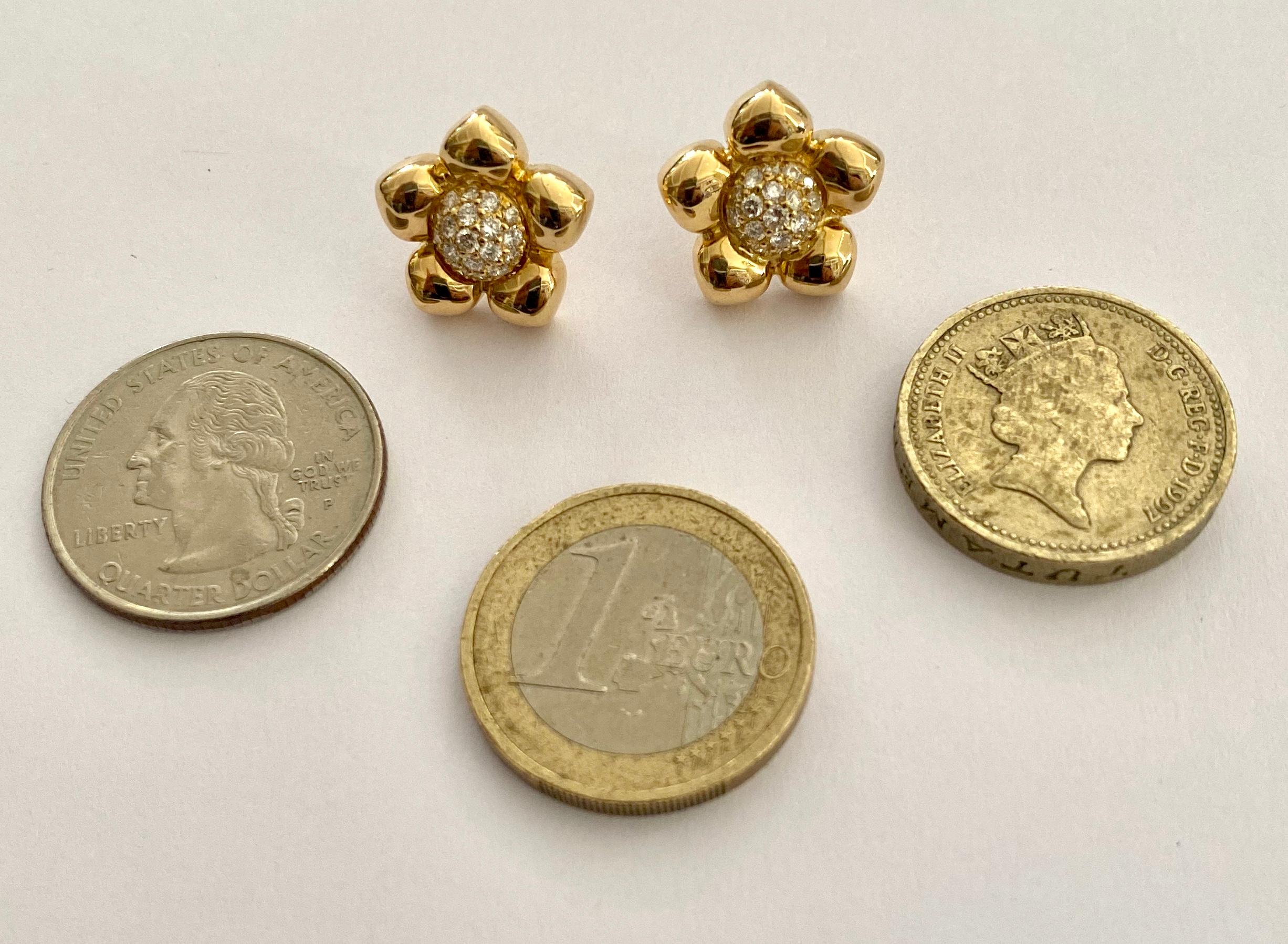 One '1' 18 Karat Yellow Gold Pair of Earrings, Set with 38 Diamonds, France 1970 In Good Condition In Heerlen, NL