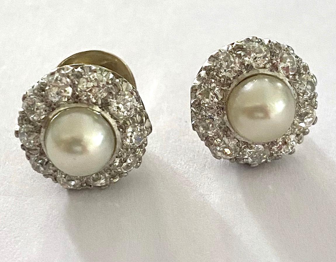 One '1' Pair of 14 Karat White Gold Ear Rings, Round Cult Pearls and 20 Diamonds In Good Condition In Heerlen, NL