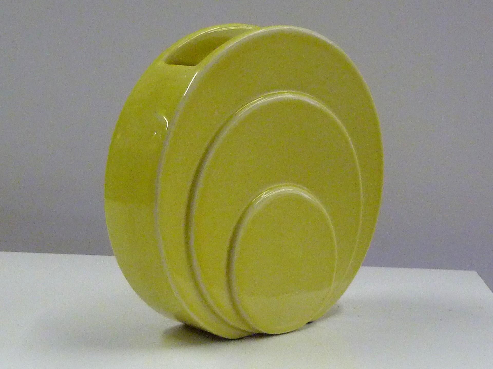 1930er Jahre Art Deco TAC Frühlingsgelbe Kreis-Scheiben-Vase Trenton Potteries (Art déco) im Angebot