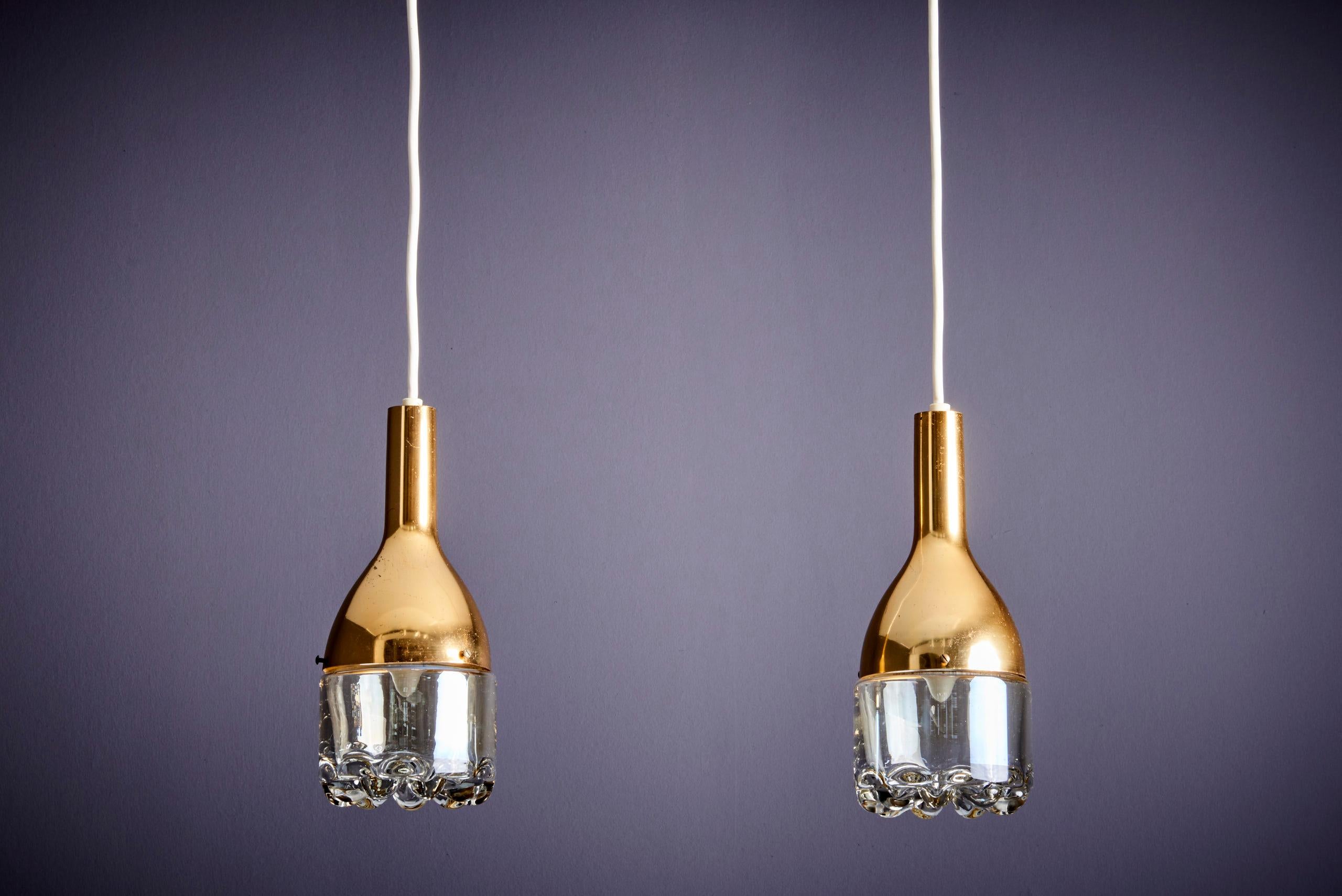Lampada a sospensione molto decorativa con una parte in vetro che sembra un pesante bicchiere da whisky. L'ottone presenta una patina che può essere lucidata se il cliente lo preferisce. Ottima qualità. Una lampadina E14 / 60 watt max.
Per