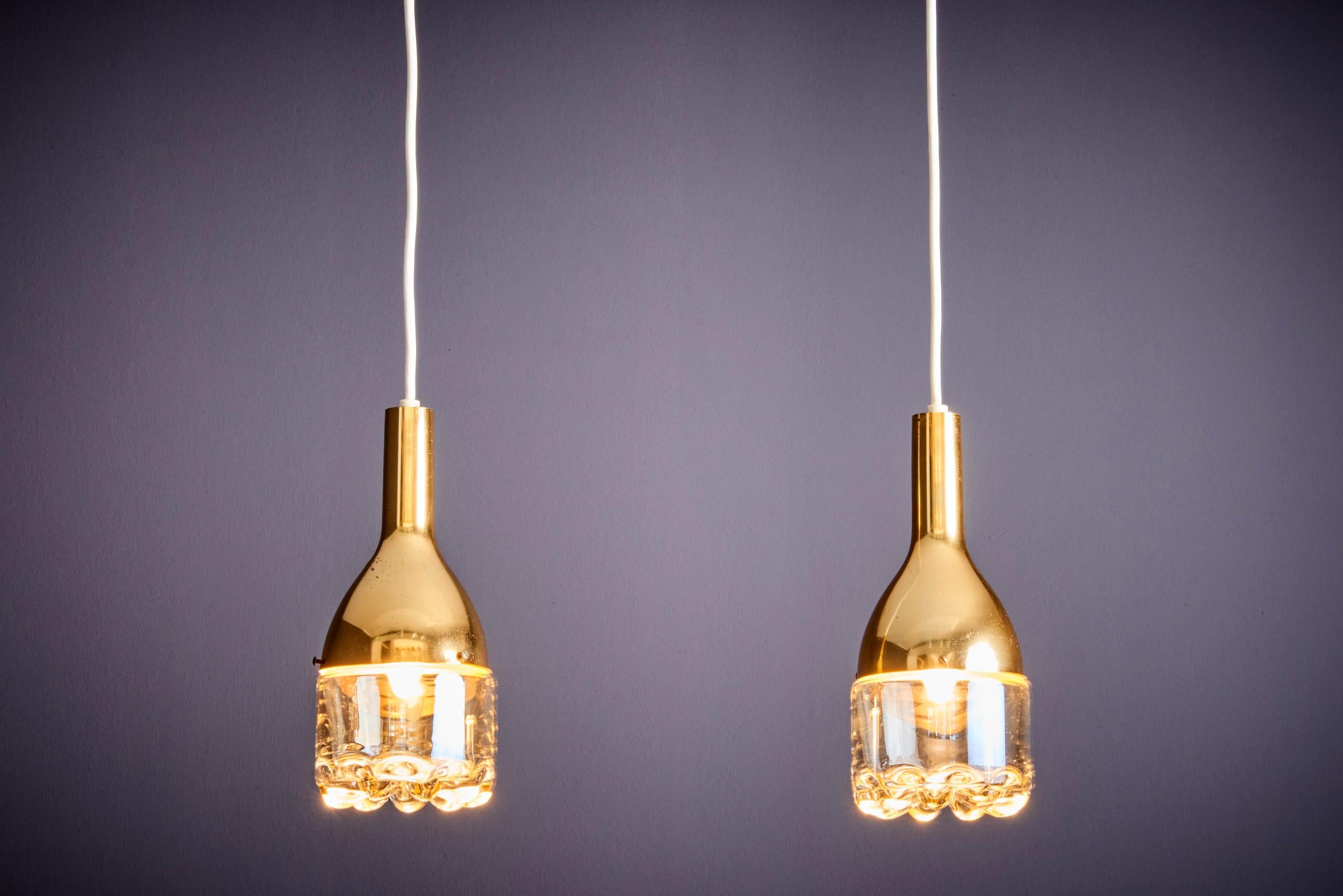 Tedesco Una lampada a sospensione degli anni '60 in ottone e vetro in vendita